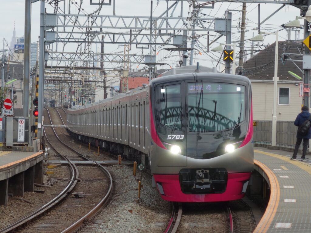 京王線のベビーカーは迷惑？混雑回避と快適ルート徹底ガイド【2026】