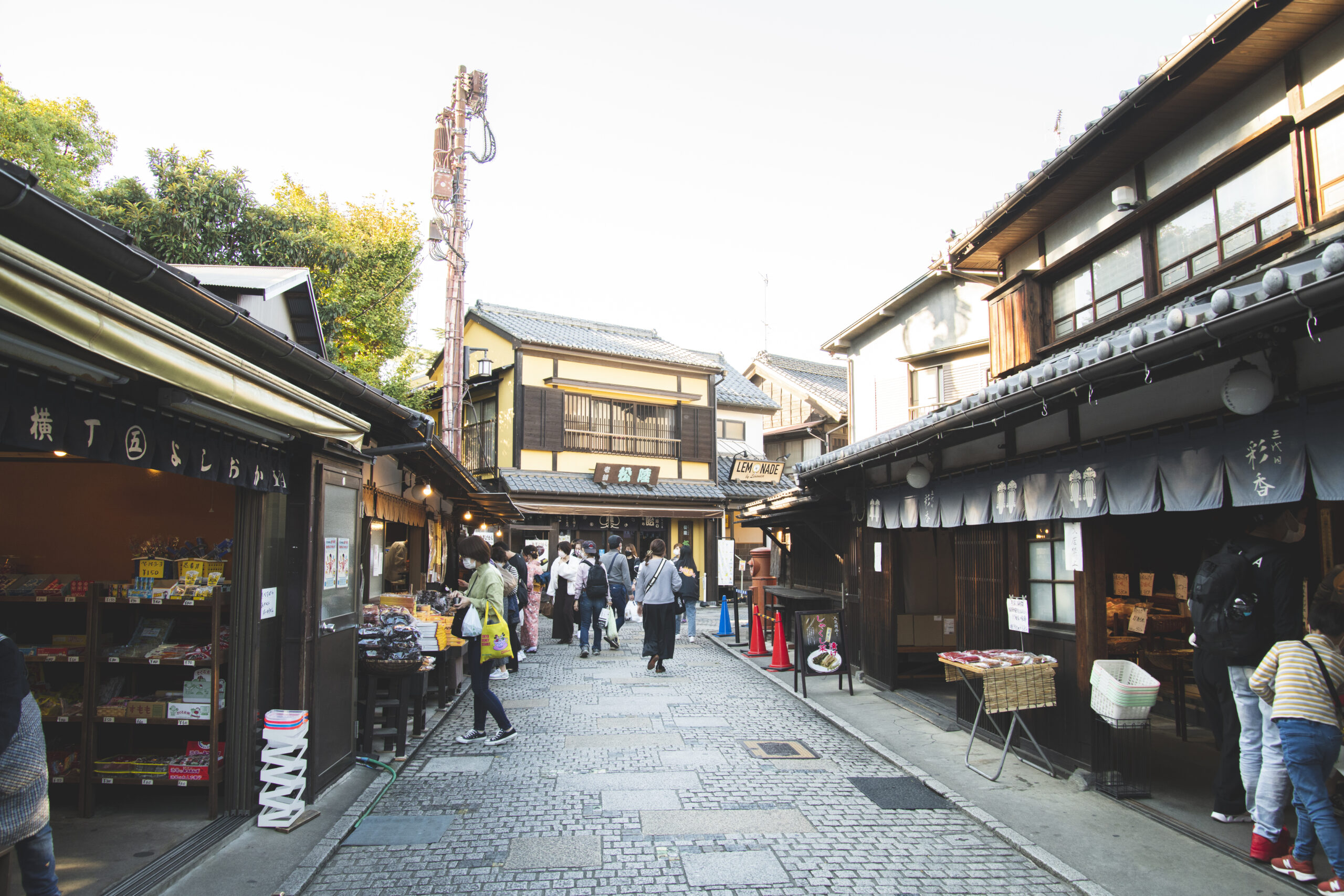 昭和の記憶と2026年の最先端が交差する街。川越「菓子屋横丁」で今起きている静かな文化革命