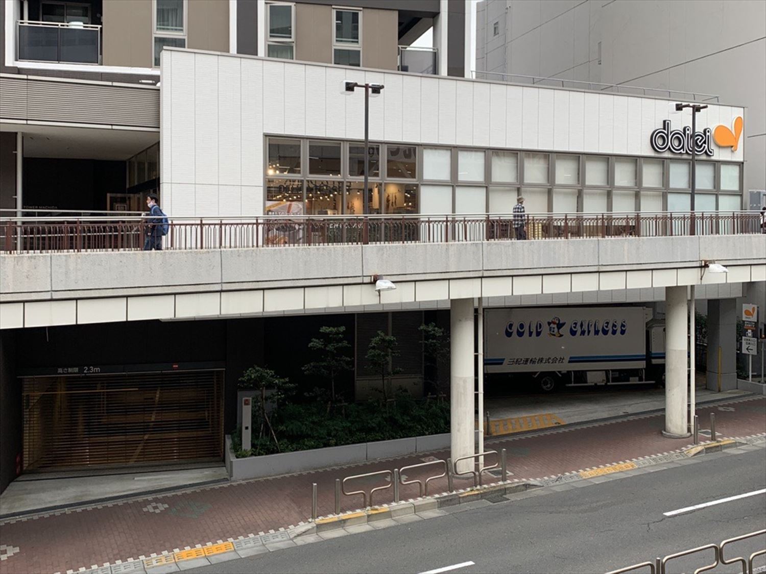 ドムドムハンバーガー町田出店の真相！限定メニューとグッズを追う