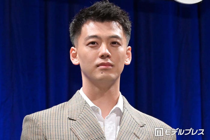 竹内涼真が公開した「奇跡の家族写真」にファン驚愕！美形すぎる3きょうだいと両親の素顔、Snsで大反響の舞台裏