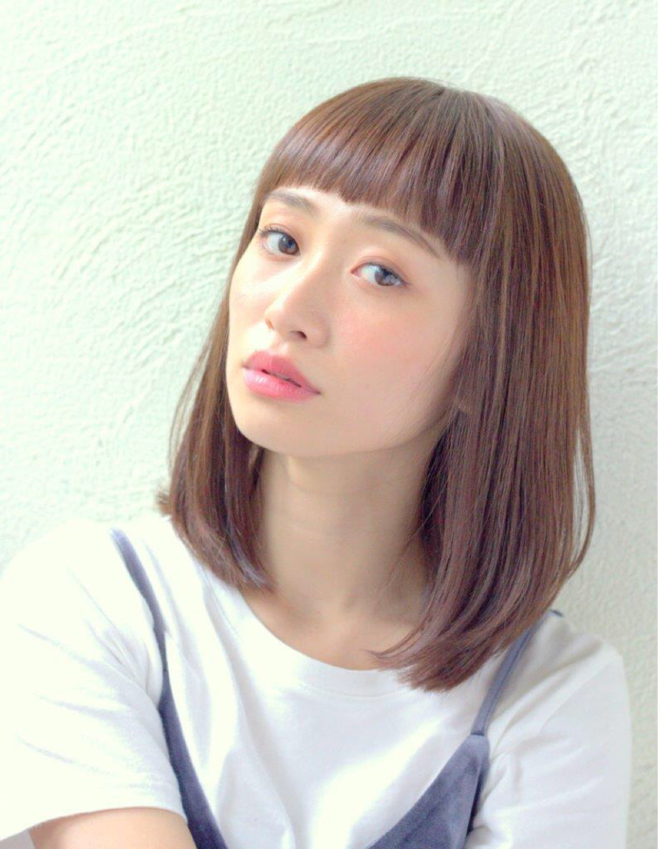 2026年春、大人の「バング革命」が到来。子供っぽさを脱却した最新スタイリングと顔型別カットの極意
