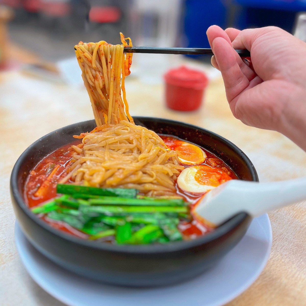 【2026年最新取材】激変するラーメン業界で「来来亭」が圧倒的独走を続ける理由：背脂醤油の伝統と進化する熱狂の裏側
