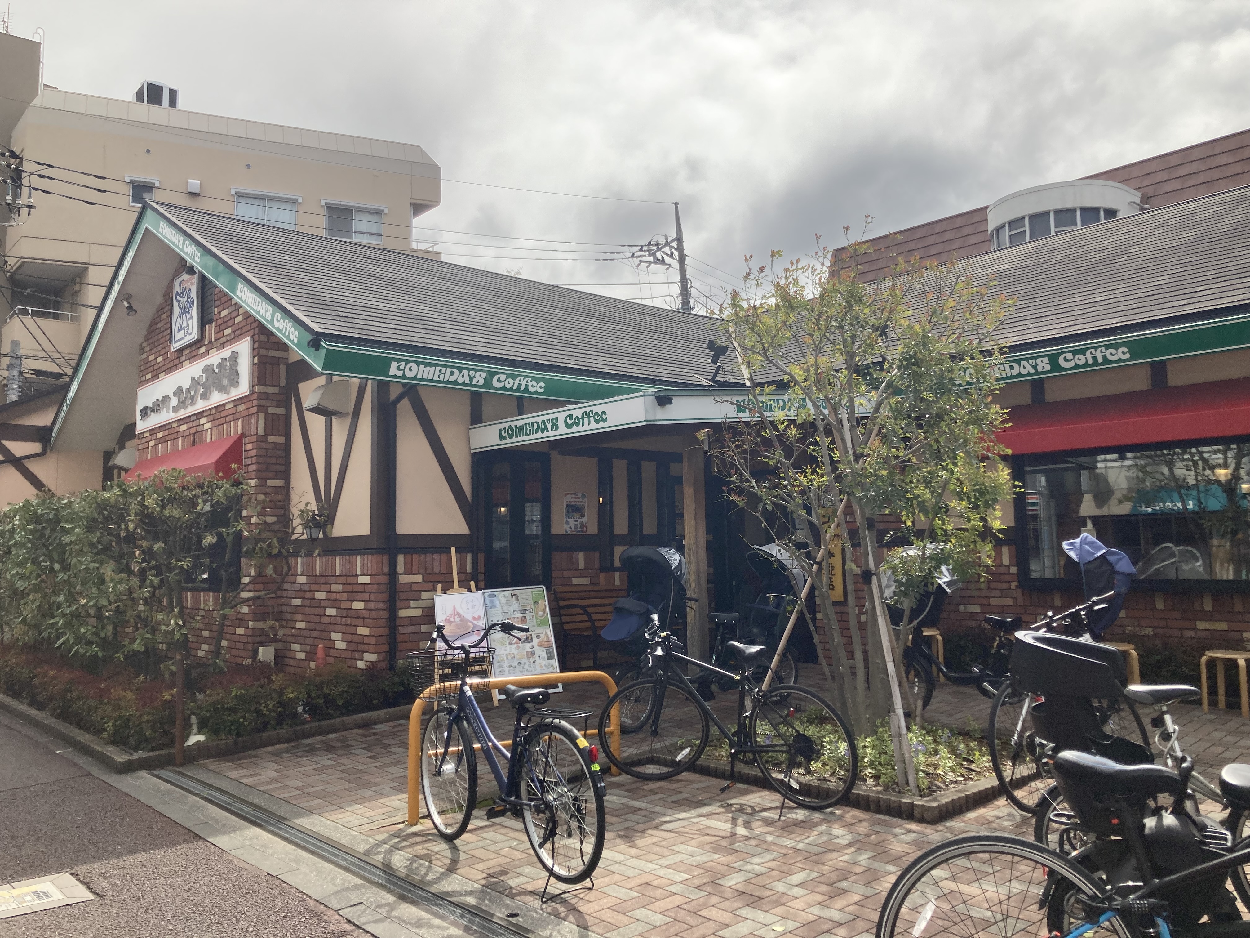 コメダ珈琲店川崎武蔵中原店の混雑回避術と電源・駐車場を徹底解明