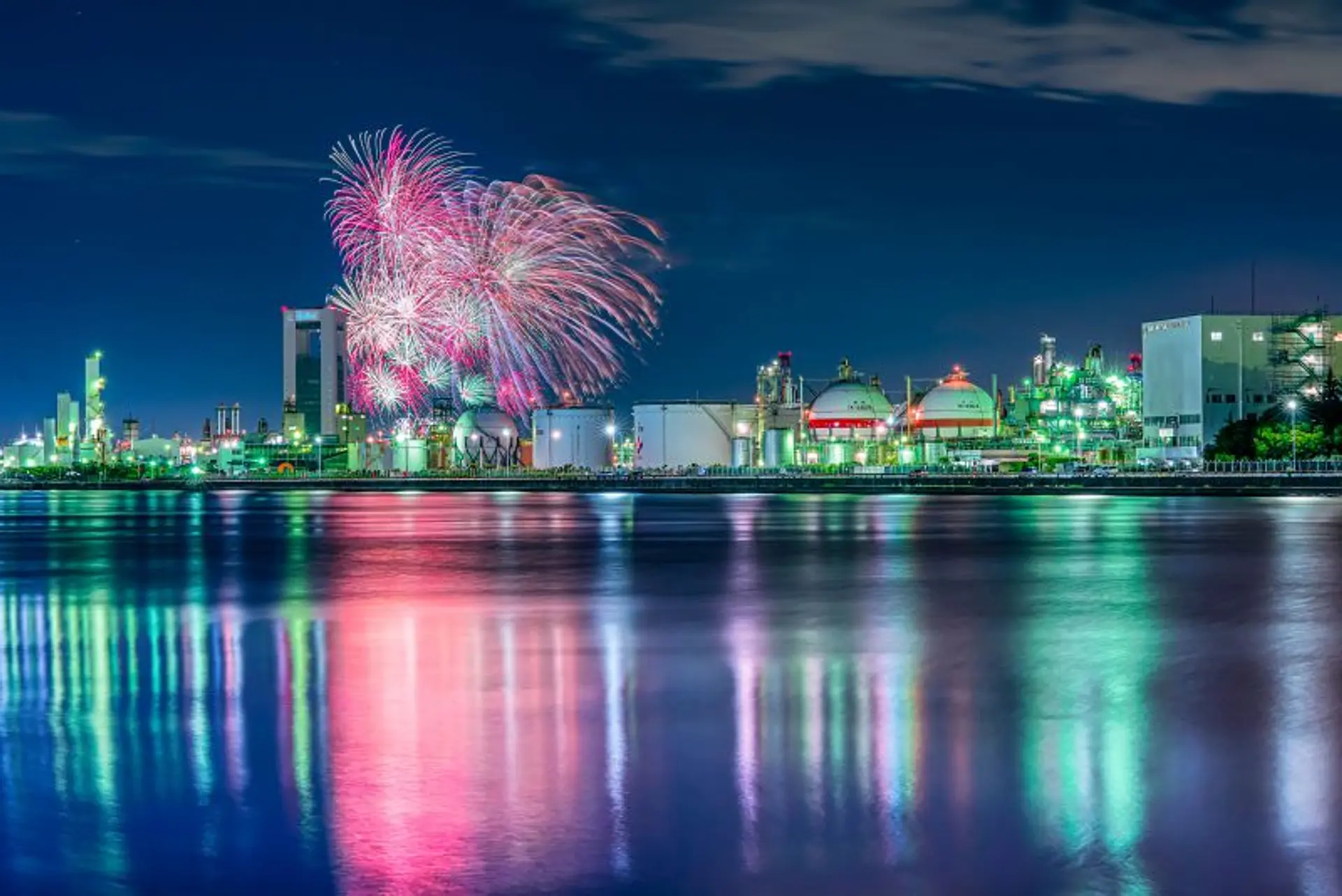 2026年夏、四日市港が揺れる！工場の重厚美と大輪の光が魅せる「感動の一夜」完全攻略＆現地レポート