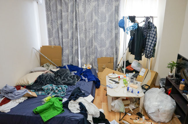 【2026年解剖】「部屋が汚い人」は見た目でわかる？身だしなみ・持ち物・仕草に潜む驚くべき共通点と心理の真実