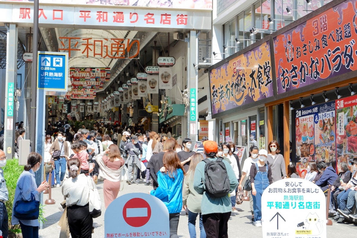 昭和レトロの限界を超えた「熱海」の現在地――新旧の波が交差するアーケード街で今、何が起きているのか