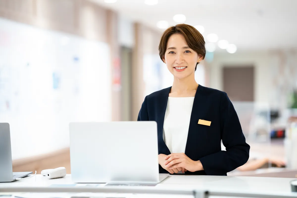 受付嬢とは？華やかな表舞台の裏側・年収と無人化が進む2026年の実態