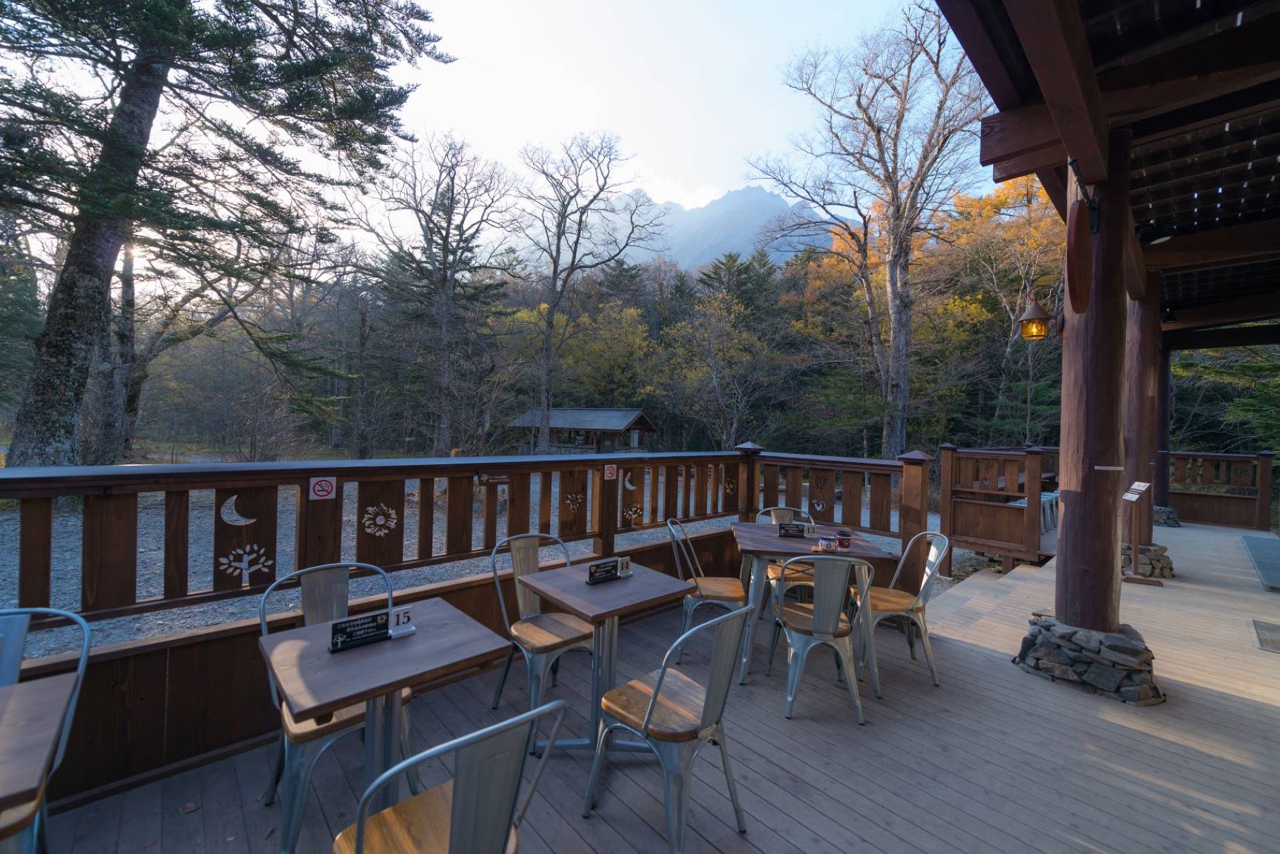 2026年の山岳リゾート革命：静寂と最新技術を求めて現代人が「ロッジ 山小屋」へ向かう理由