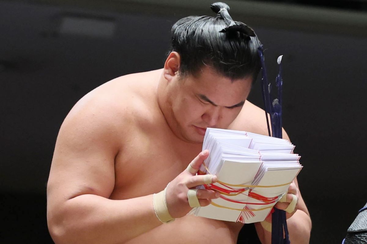 土俵を舞う現金封筒！大相撲懸賞金の手取り額と最高支給額の裏側