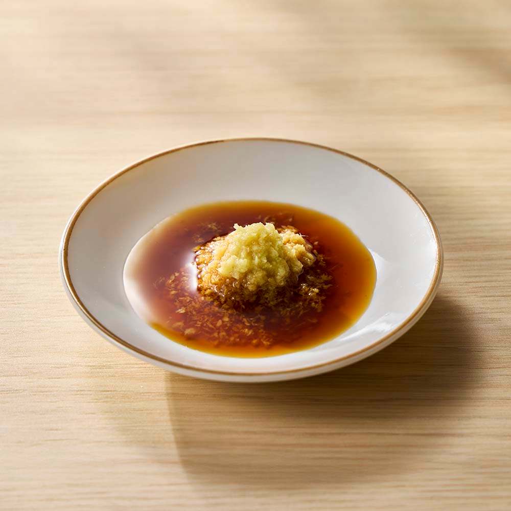 うなぎ白焼き三杯酢が2026年に再評価されている。江戸期の文献にも残る白焼き文化と、日本料理の合わせ酢技法が交差するこの一皿は、脂の乗った鰻の旨味を三杯酢の酸味と甘みが引き締める、計算された味覚設計である。背景には、蒲焼き一辺倒だった鰻消費の多様化と、冷凍・通販技術の進化がある。2026年度の業界統計では、白焼き商品のEc流通額が前年比約18%増となり、三杯酢・わさび醤油・塩など「付け合わせ調味料セット」の需要が伸びた。本記事では、レシピや作り方の核心、合わせ酢の割合、通販の選び方、栄養と蒲焼きとの違い、そして実際の評判までを、現場目線で検証する。