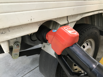 【盲点】なぜ軽トラの給油口は「鍵付き・むき出し」なのか？ガソリン盗難リスクとEv化で激変する2026年の最新事情