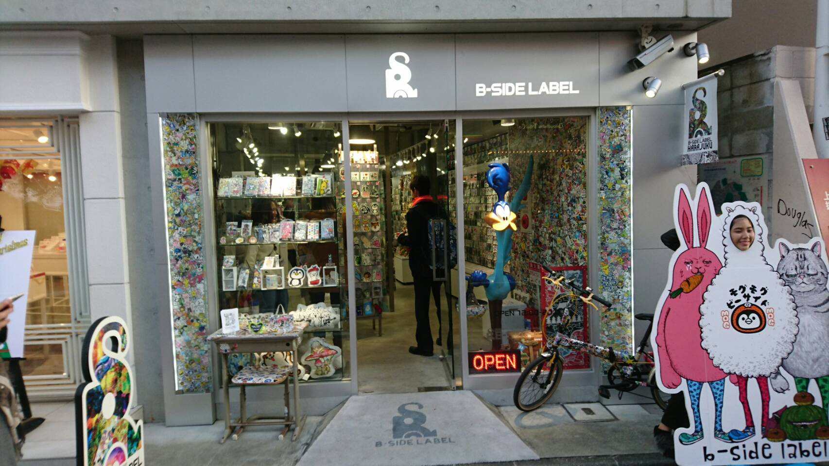 【2026年最新ルポ】原宿の路地裏で起きている「一枚のステッカー」の革命――B-Side Label旗艦店が世界中の若者を惹きつける理由