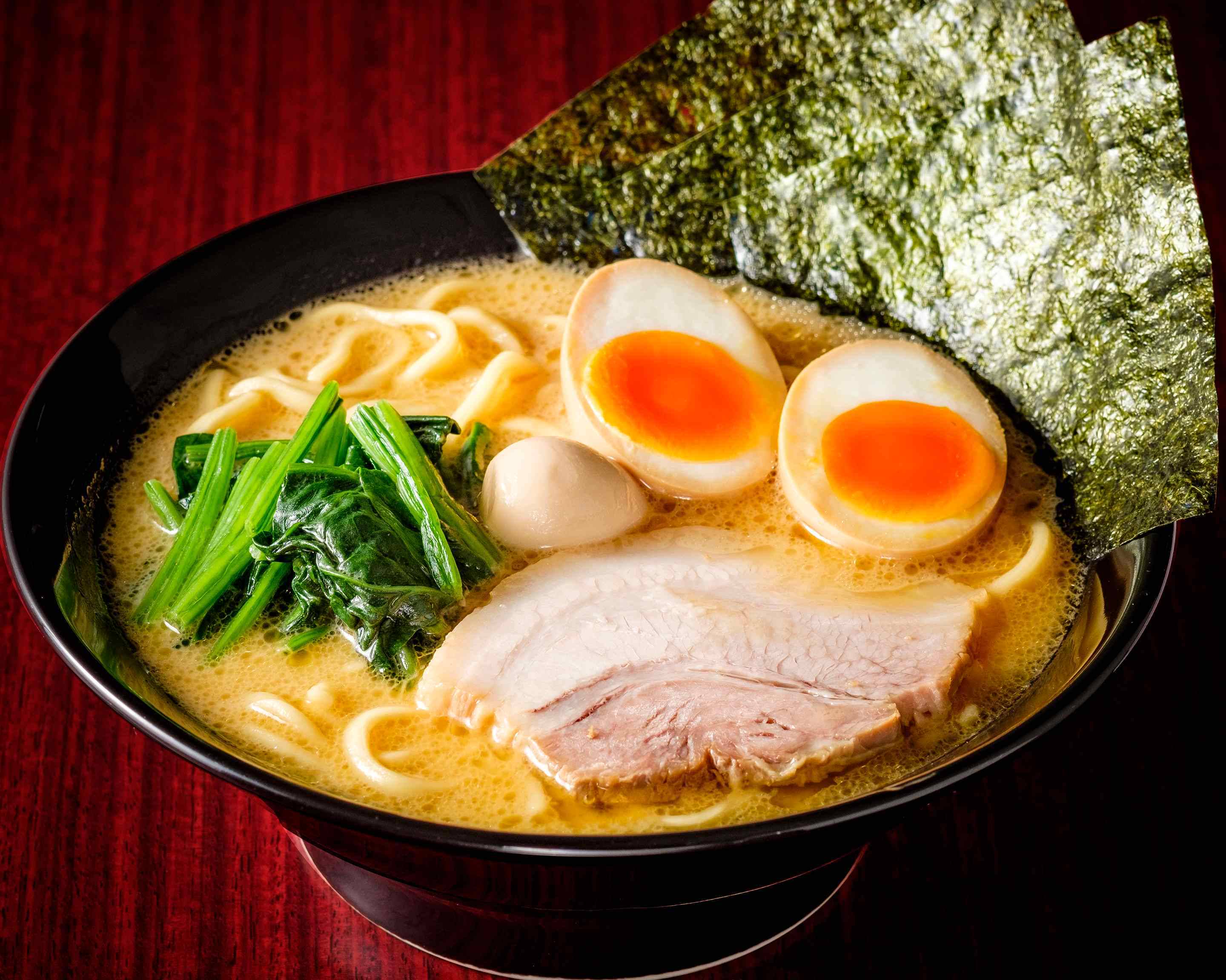 【2026年最新激変】鉢一面の肉と狂気のコスパで外食界を急襲！「ラーメン大戦争」が日本の食卓を飲み込む理由
