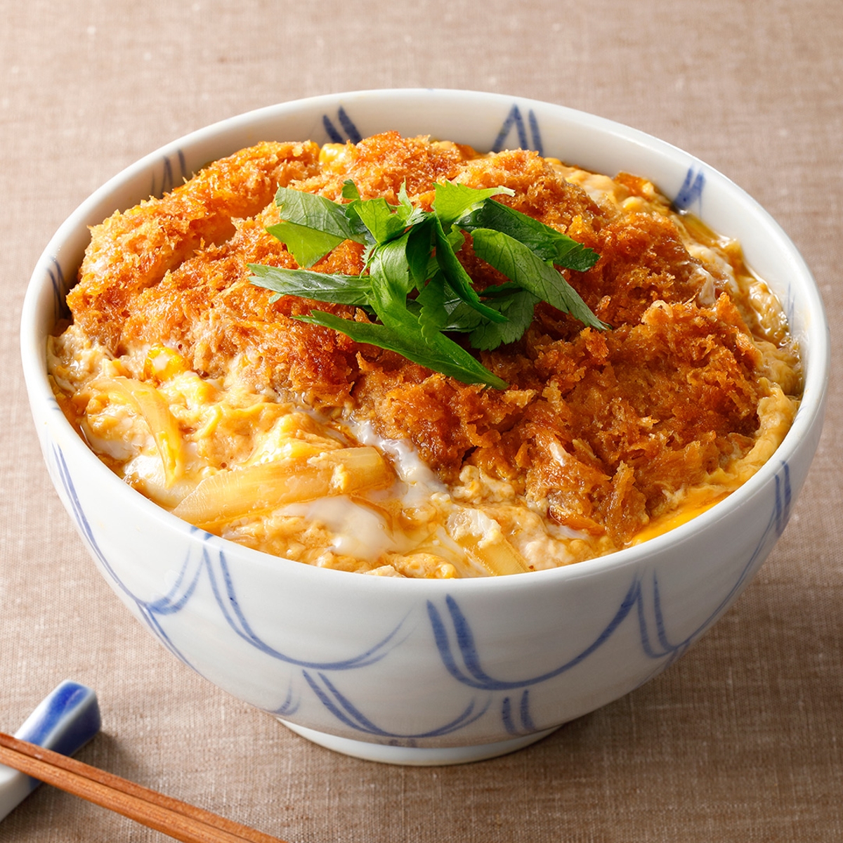 電子レンジで作る極上カツ丼！卵とろとろの黄金比とお惣菜復活レシピ