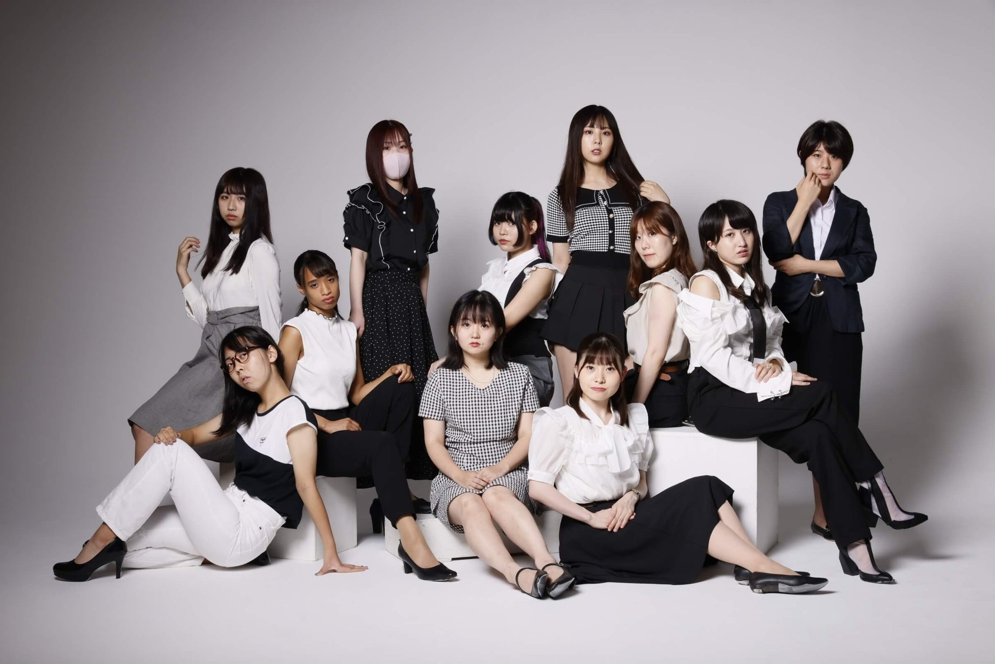 昼はOl、夜はアイドル！副業アイドルの収益実態と会社バレ防止策
