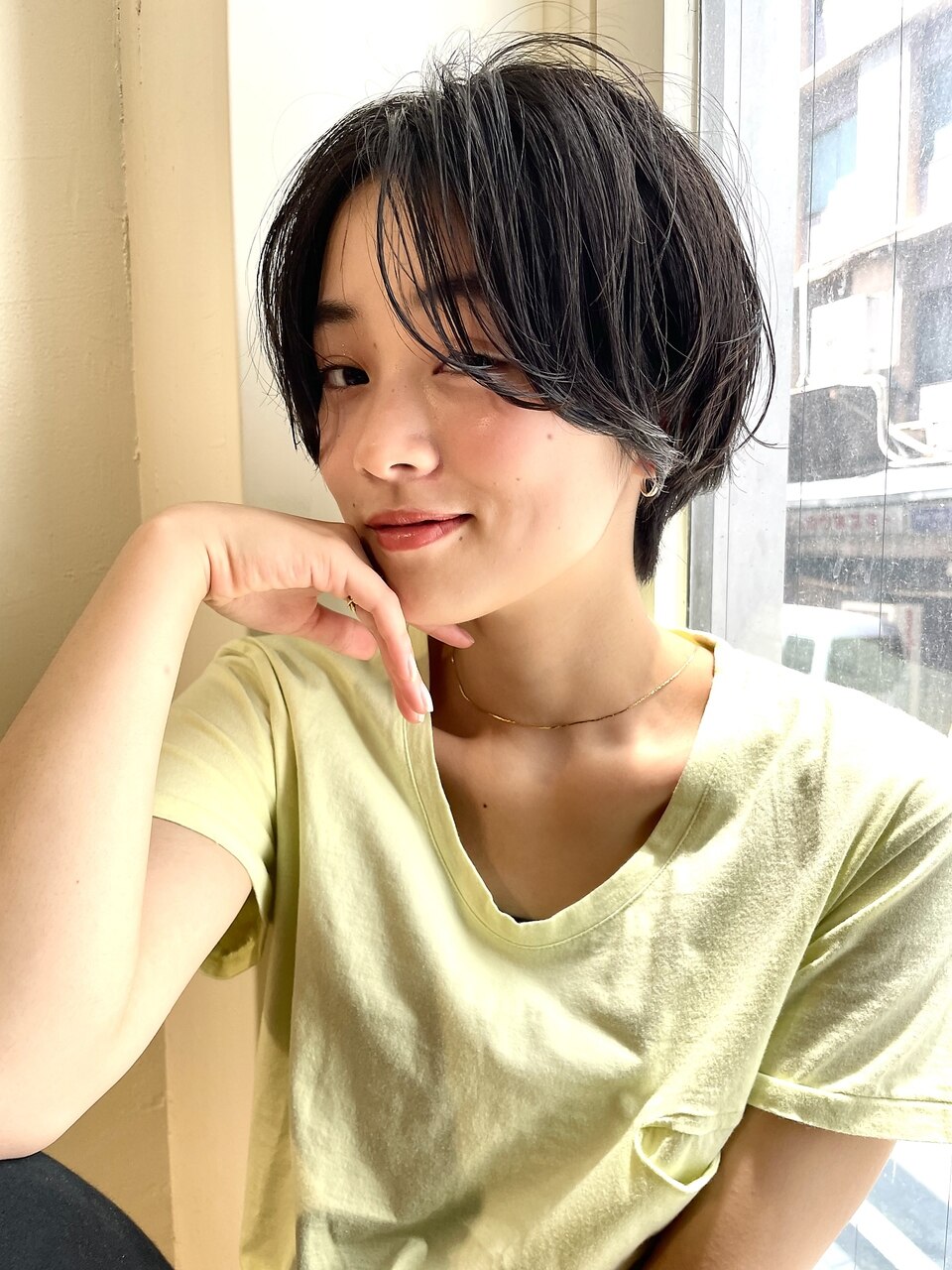 2026年春、なぜ街の女性たちは一斉に髪を短く切り始めたのか？洗練と解放をもたらす「立体フォルム」最前線