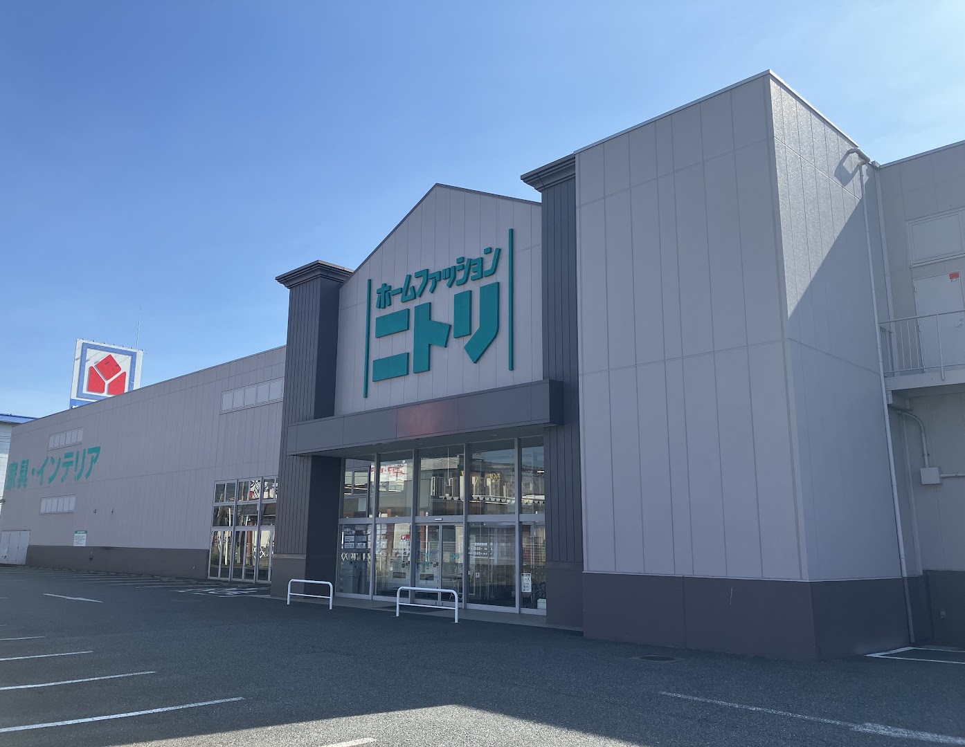 ニトリ新座店の混雑回避と駐車場攻略！大型家具・セール最新情報
