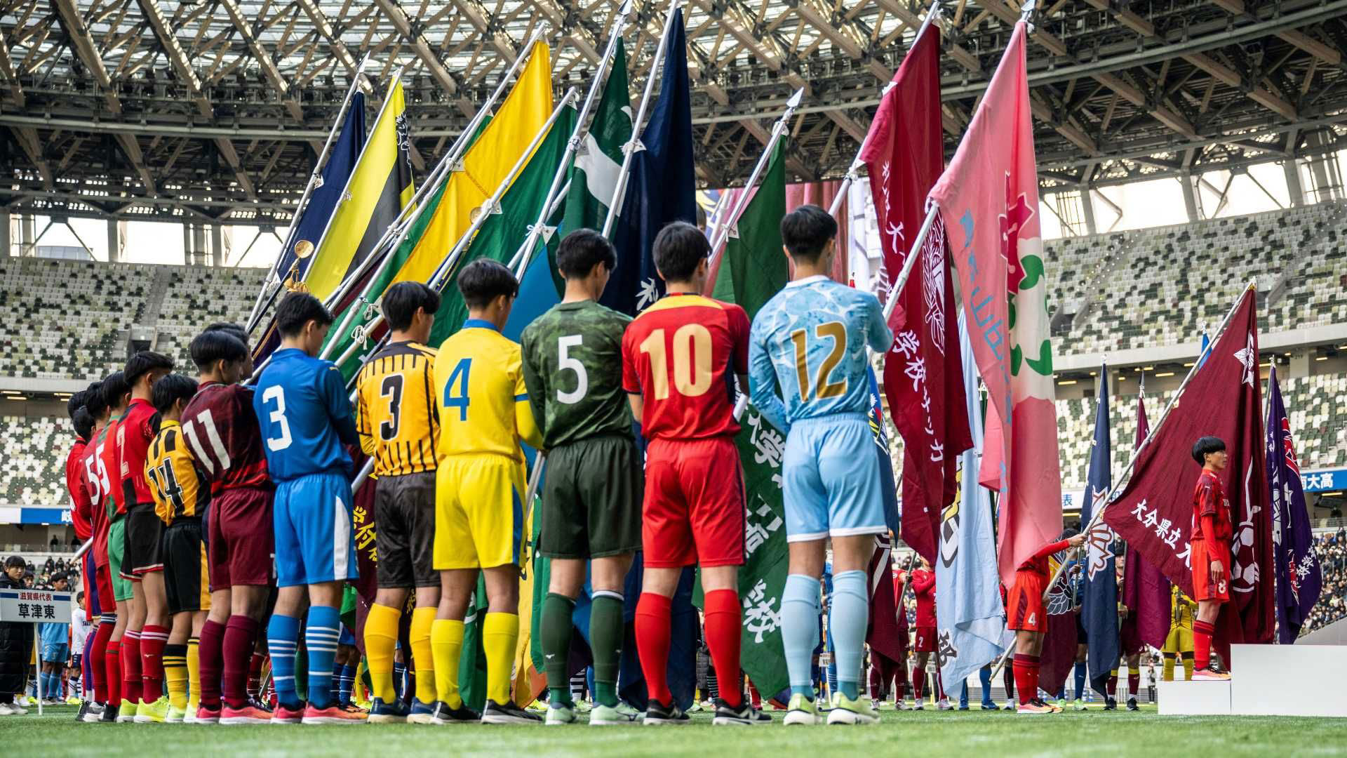 なぜトップ選手は試合前に耳を覆うのか？三笘やネイマールが選ぶ理由