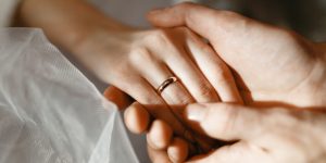 「恋人あり」はもう古い？右手の薬指に指輪をはめる若者たちが語る、2026年のリアルな心理