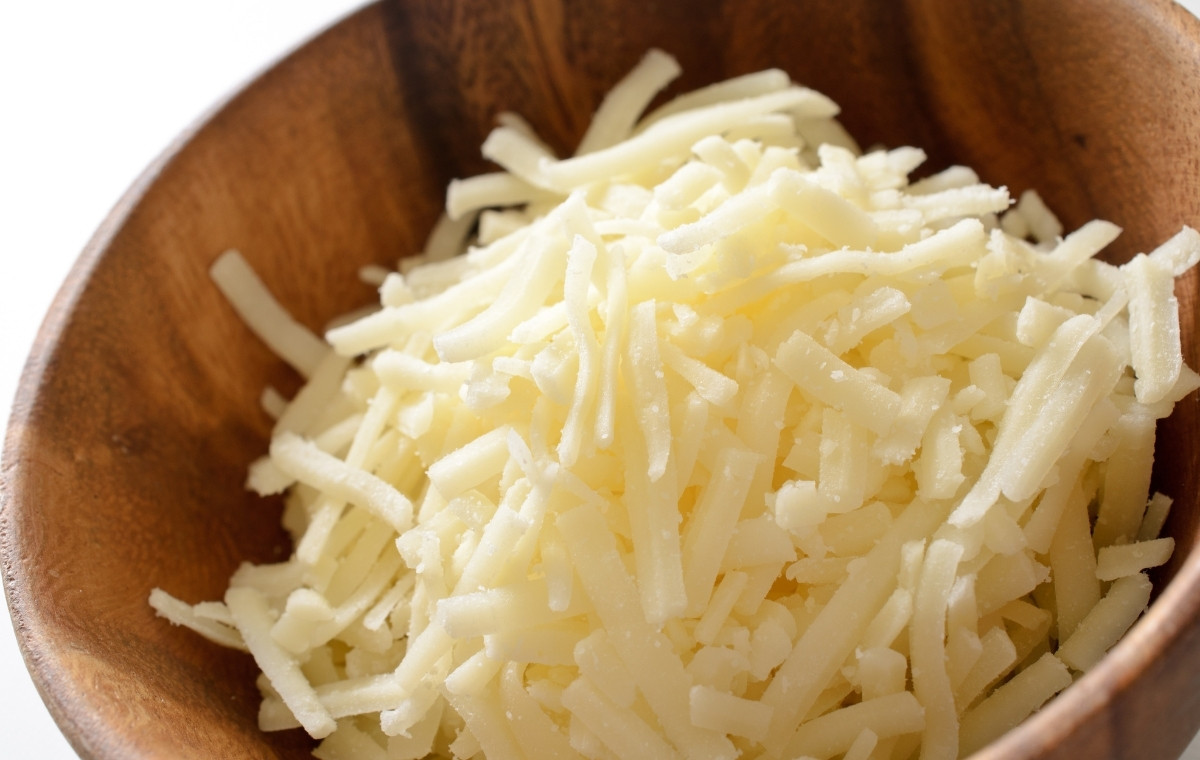 冷凍1年のピザ用チーズは食べられる？危険性の見分け方と安全活用術