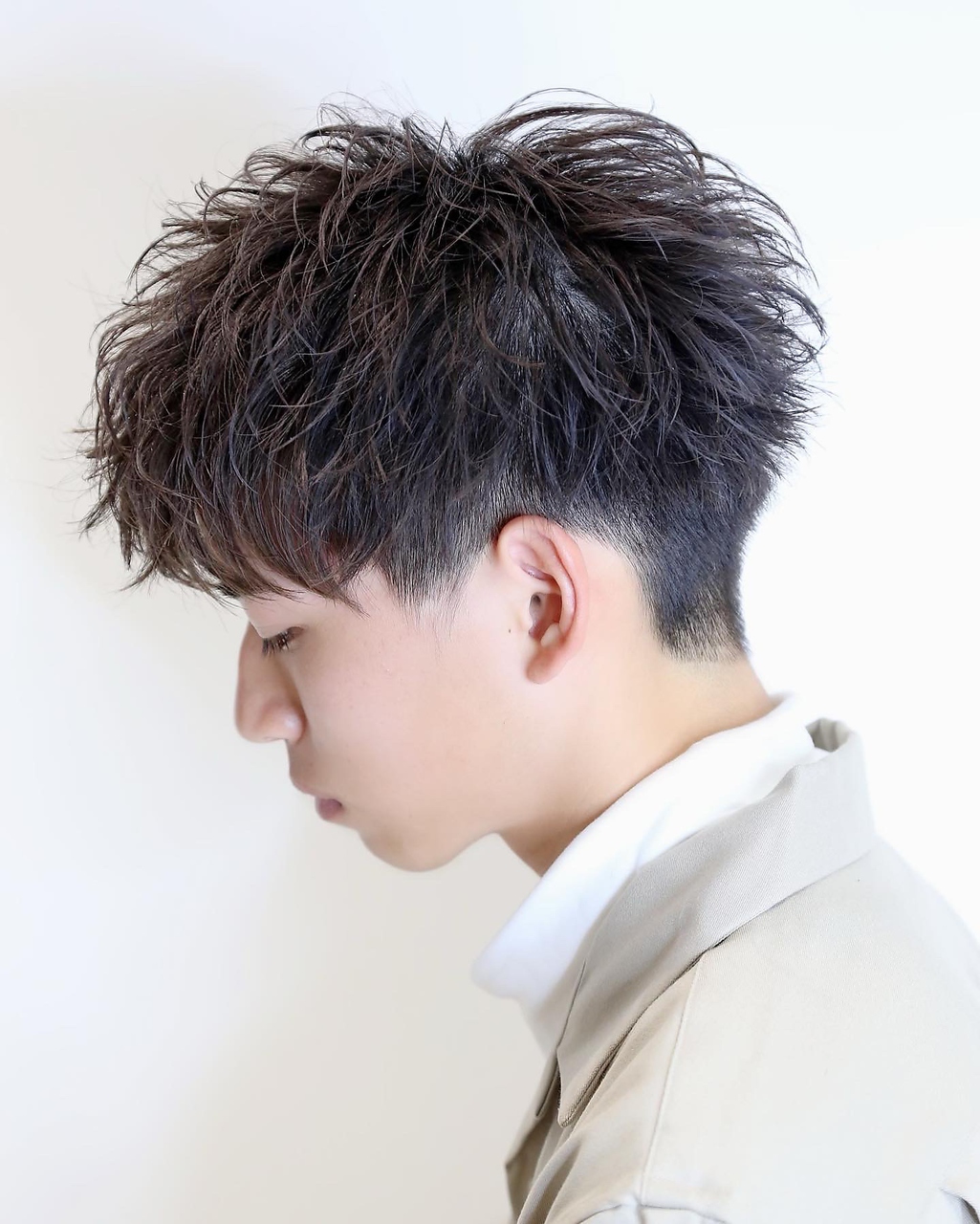 2026年ヘアトレンド最前線：「甘さ」を捨てた大人たちが洗練の「刈り上げショート」を選ぶ確固たる理由