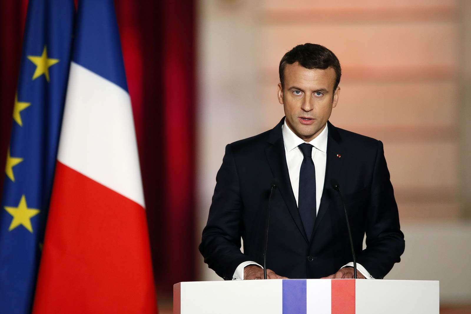 マクロン仏大統領の現在と妻との真相！支持率低下と激動の歩み
