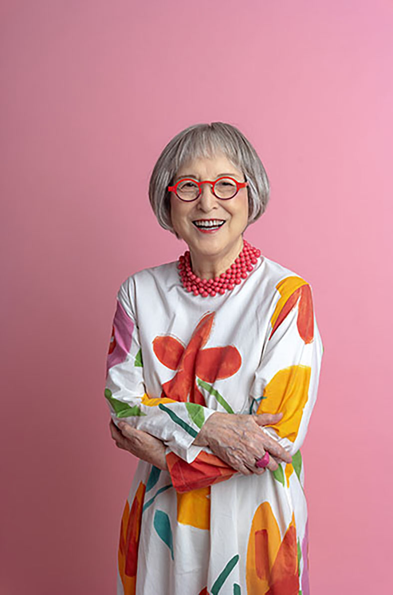 90代も輝く角野栄子のおしゃれ哲学！いちご色ワンピとメガネの秘密