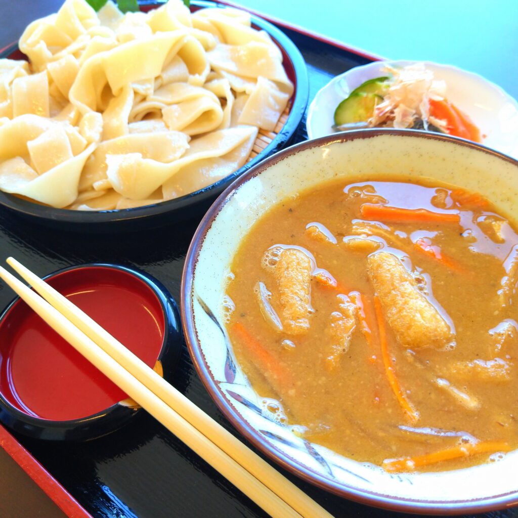 山梨名物「おざら」の正体とは？夏のほうとうと呼ばれる理由と名店ガイド
