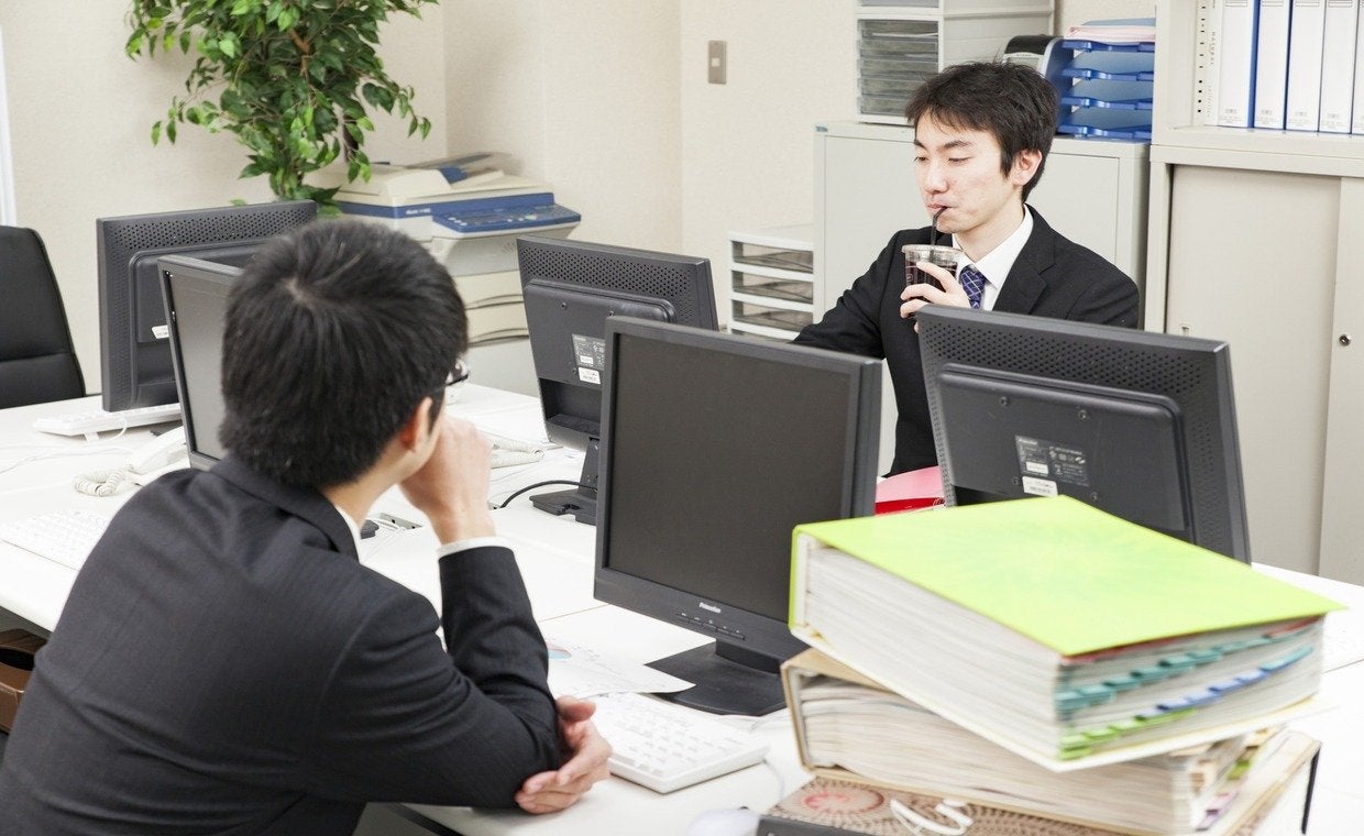 職場の生産性のない会話に疲れる理由と切り捨てて損する人の盲点