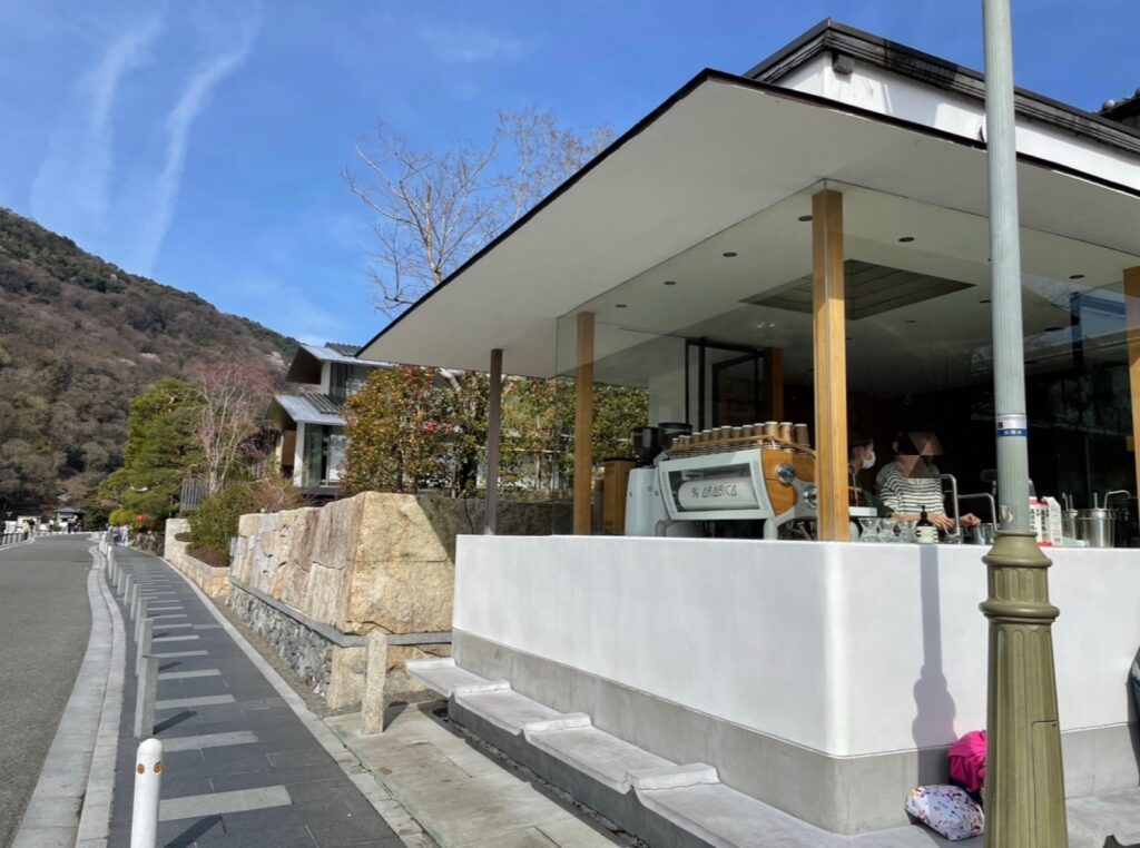 渡月橋の絶景と極上ラテが織りなす熱狂——嵐山「% Arabica」はなぜ世界を惹きつけ続けるのか？【2026年最新現地レポ】