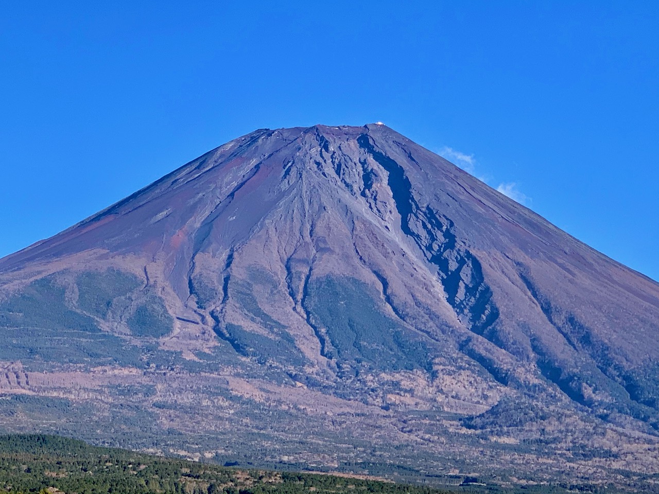 【異変】雪のない富士山はなぜ？観測史上最遅の真相と山頂の今
