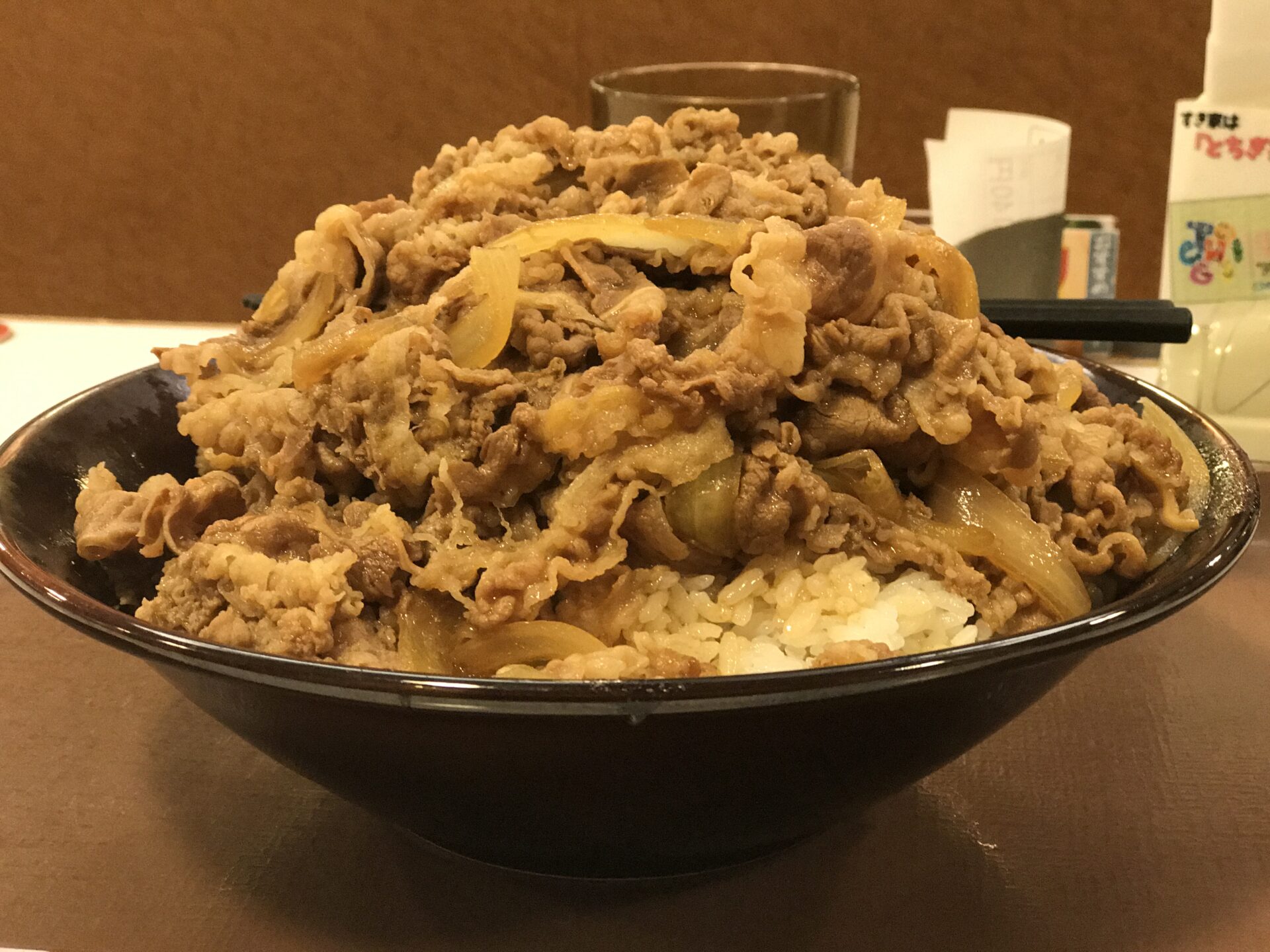 【2026年最新】すき家「キング牛丼」の値段と総重量は？裏メニューの頼み方・コスパ・カロリーを徹底取材