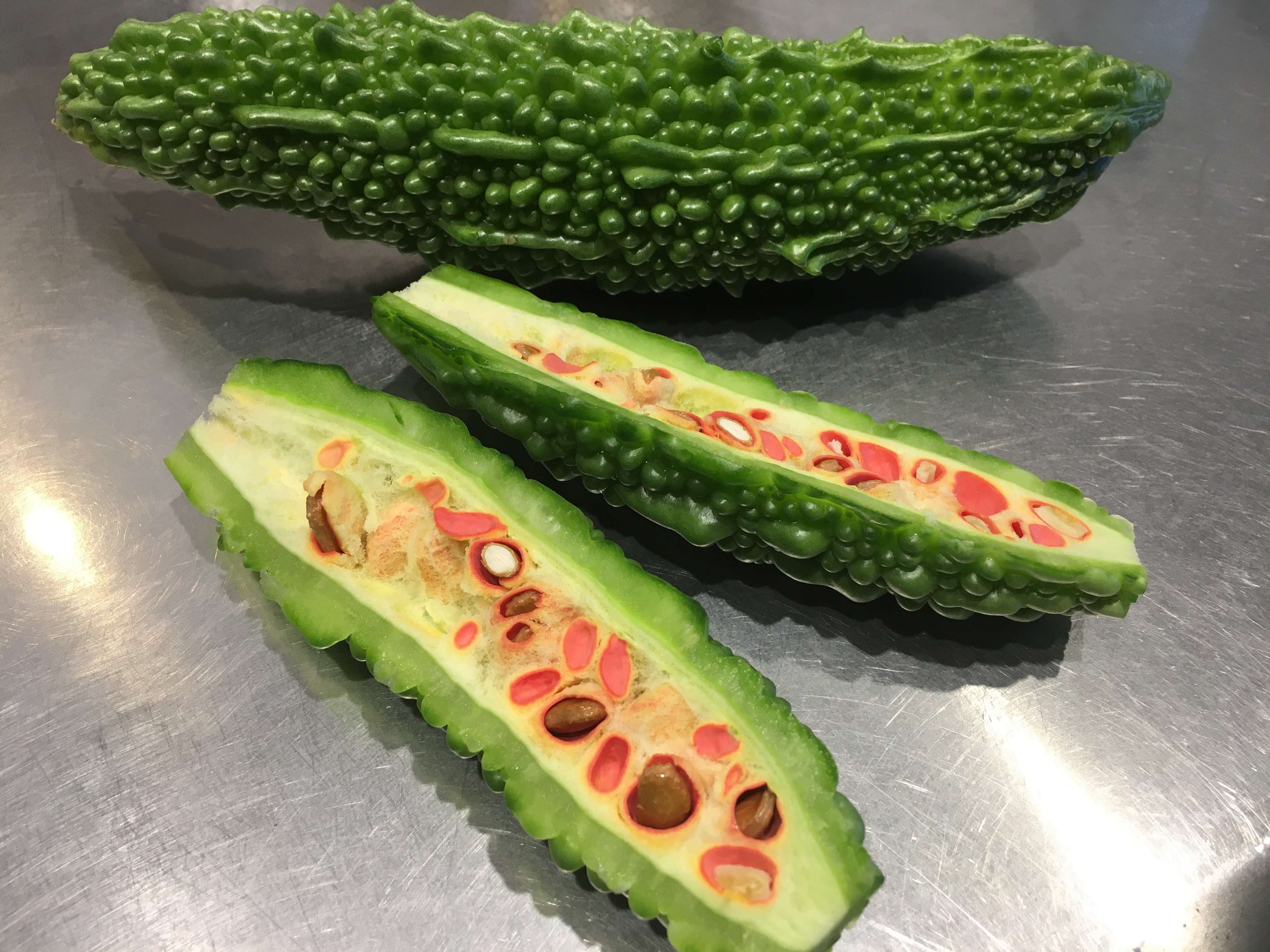 切って仰天！ゴーヤの種が赤い真相と甘さの秘密・安全性を徹底解明