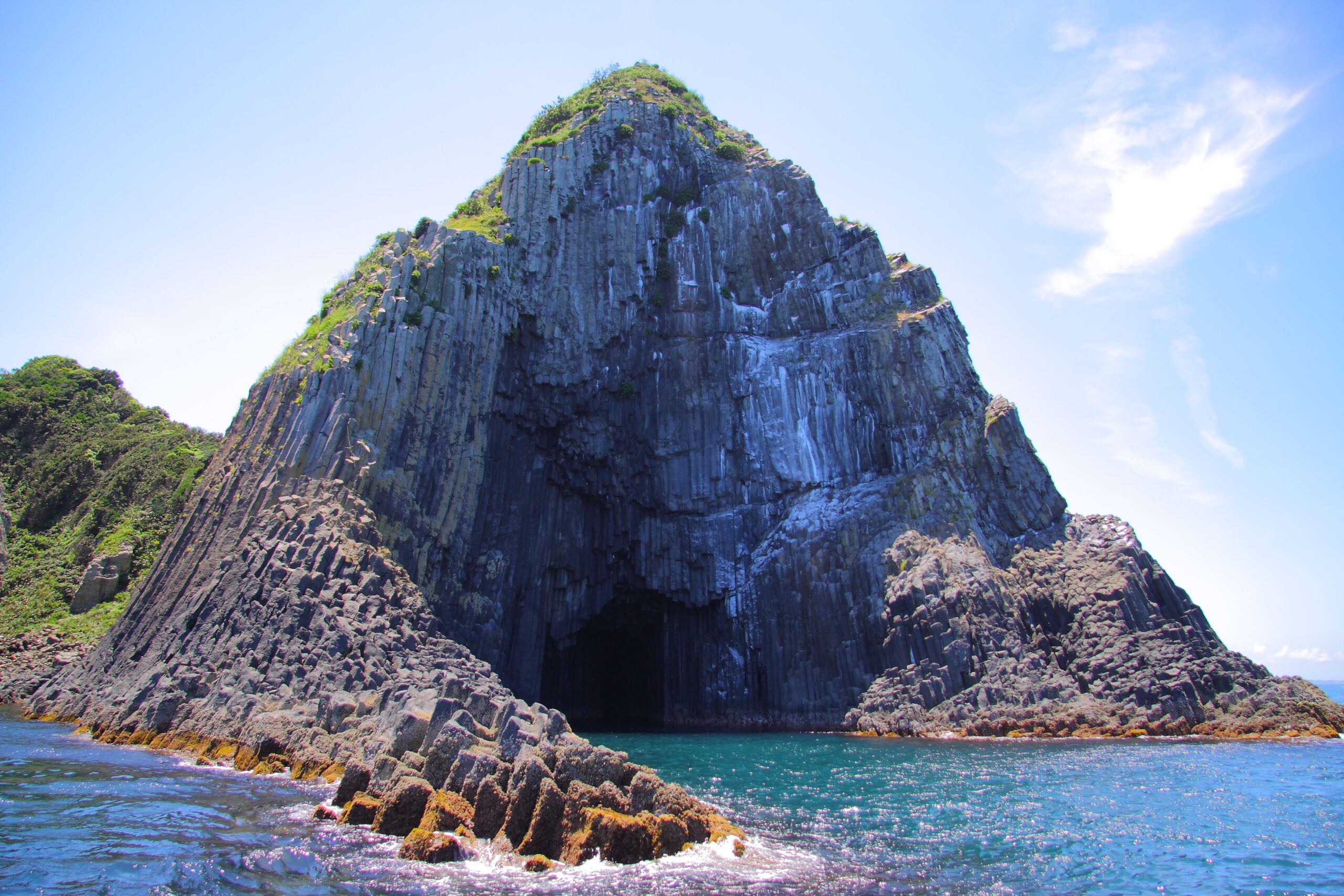 糸島が世界に誇る神秘の巨岩「芥屋の大門」へ：波が紡いだ巨大洞窟と秘境の森が魅せる2026年最新のネイチャーツーリズム