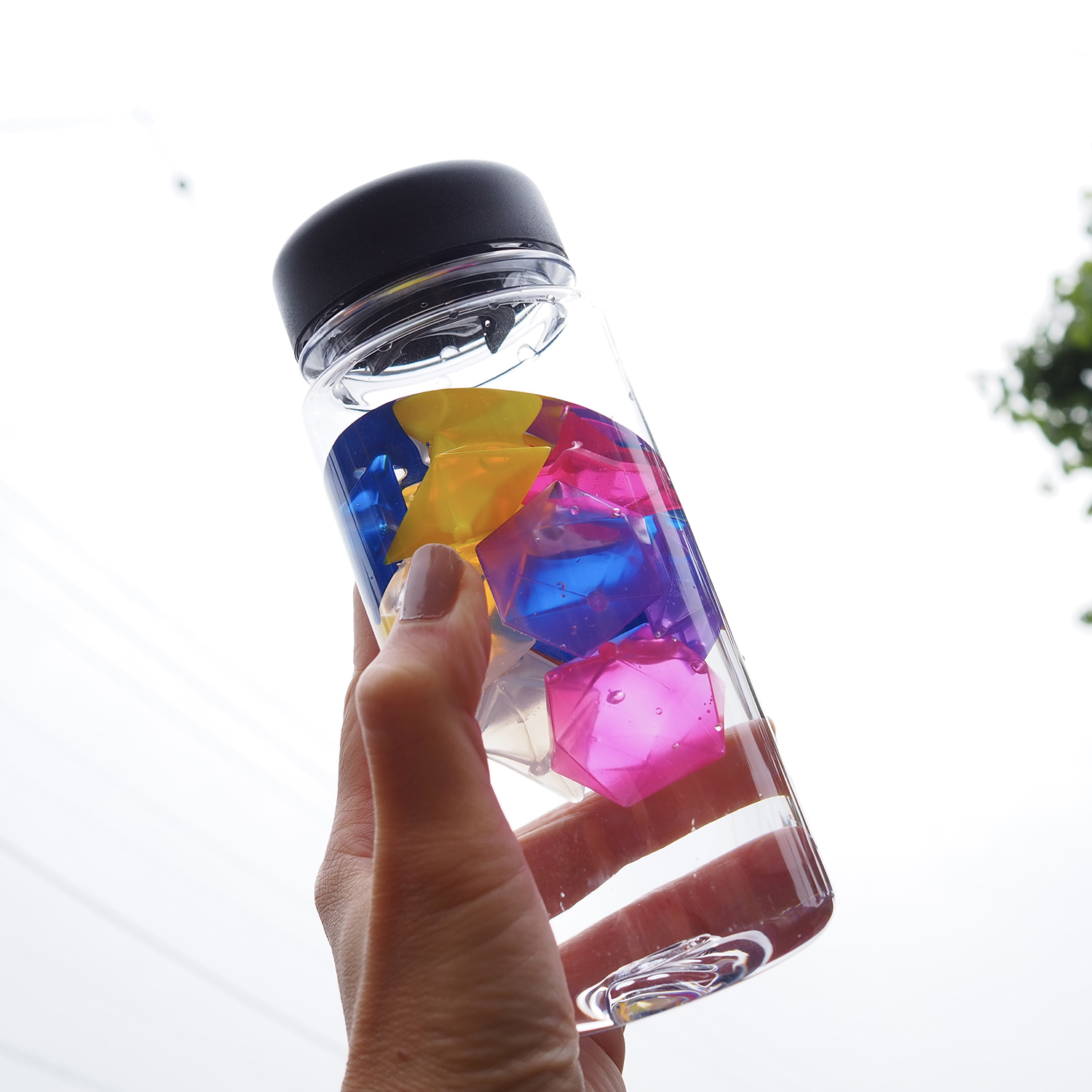 水筒に保冷剤を入れるのは危険？メーカーの公式見解と冷やす裏技