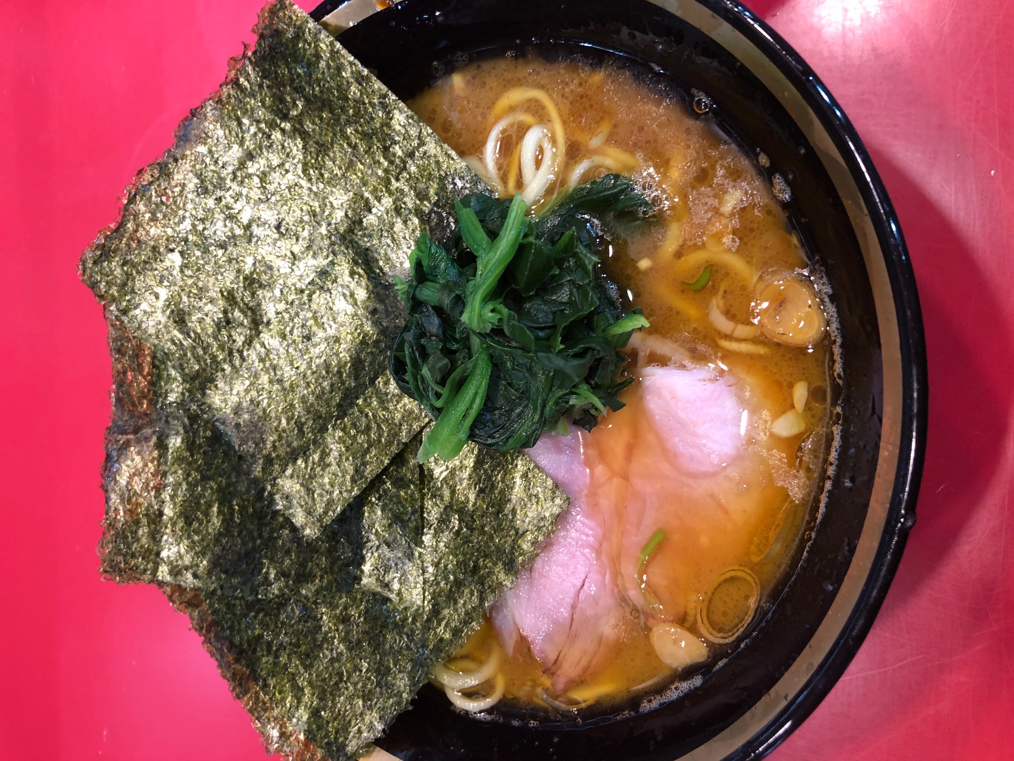 厚木家ラーメン徹底解剖｜直系屈指の燻製香と2026年最新混雑の真実