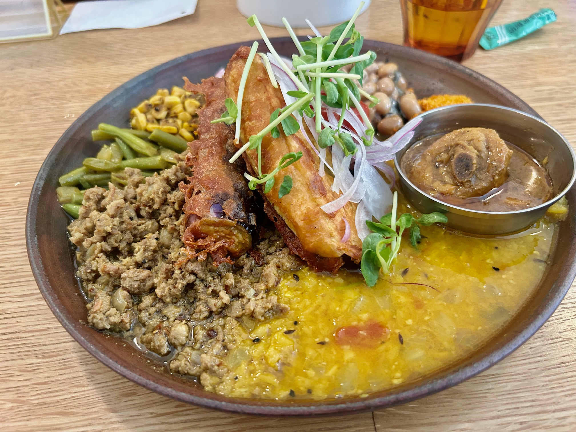 虹の仏の出汁カレーが人を魅了する理由と行列・実食の全真相