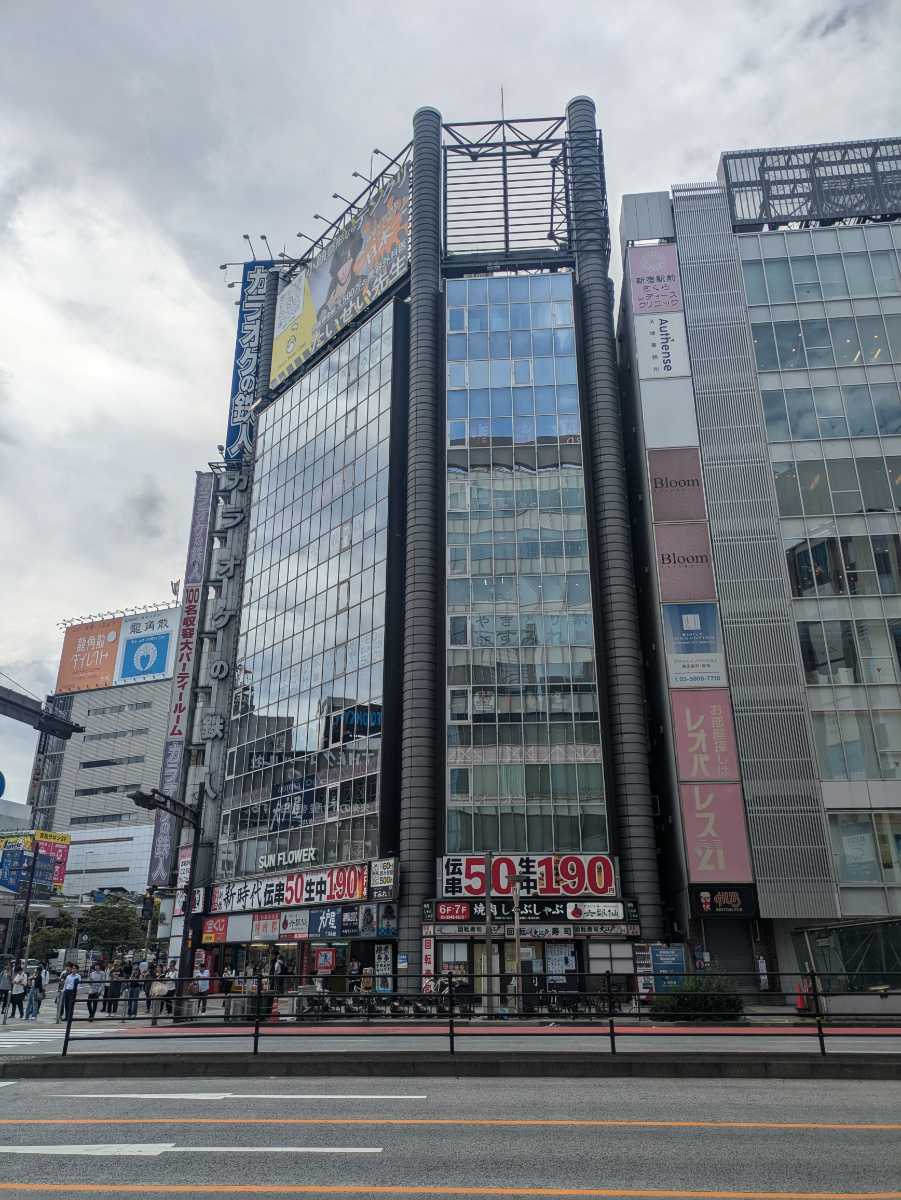 新宿サンフラワービル徹底解剖｜2026年最新テナントと駅前実態