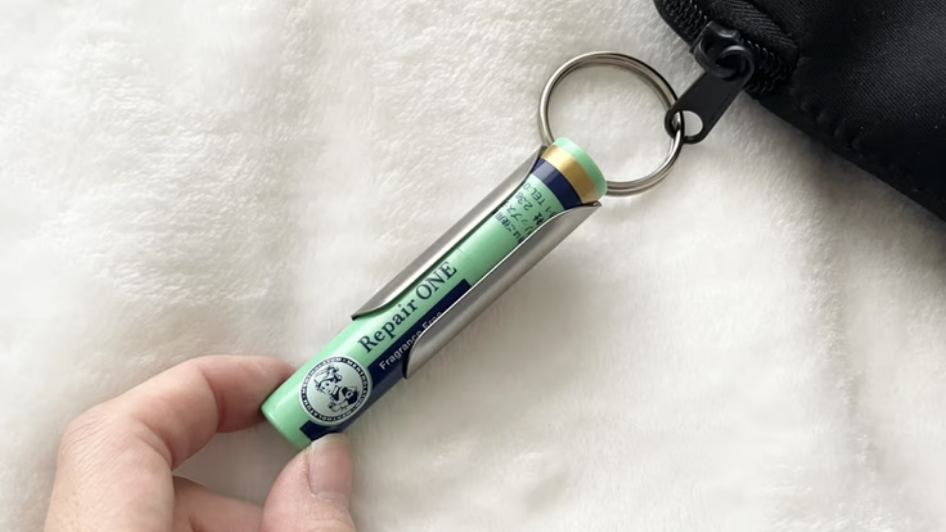 バッグに吊るす最新トレンド！リップクリームキーホルダー大解剖