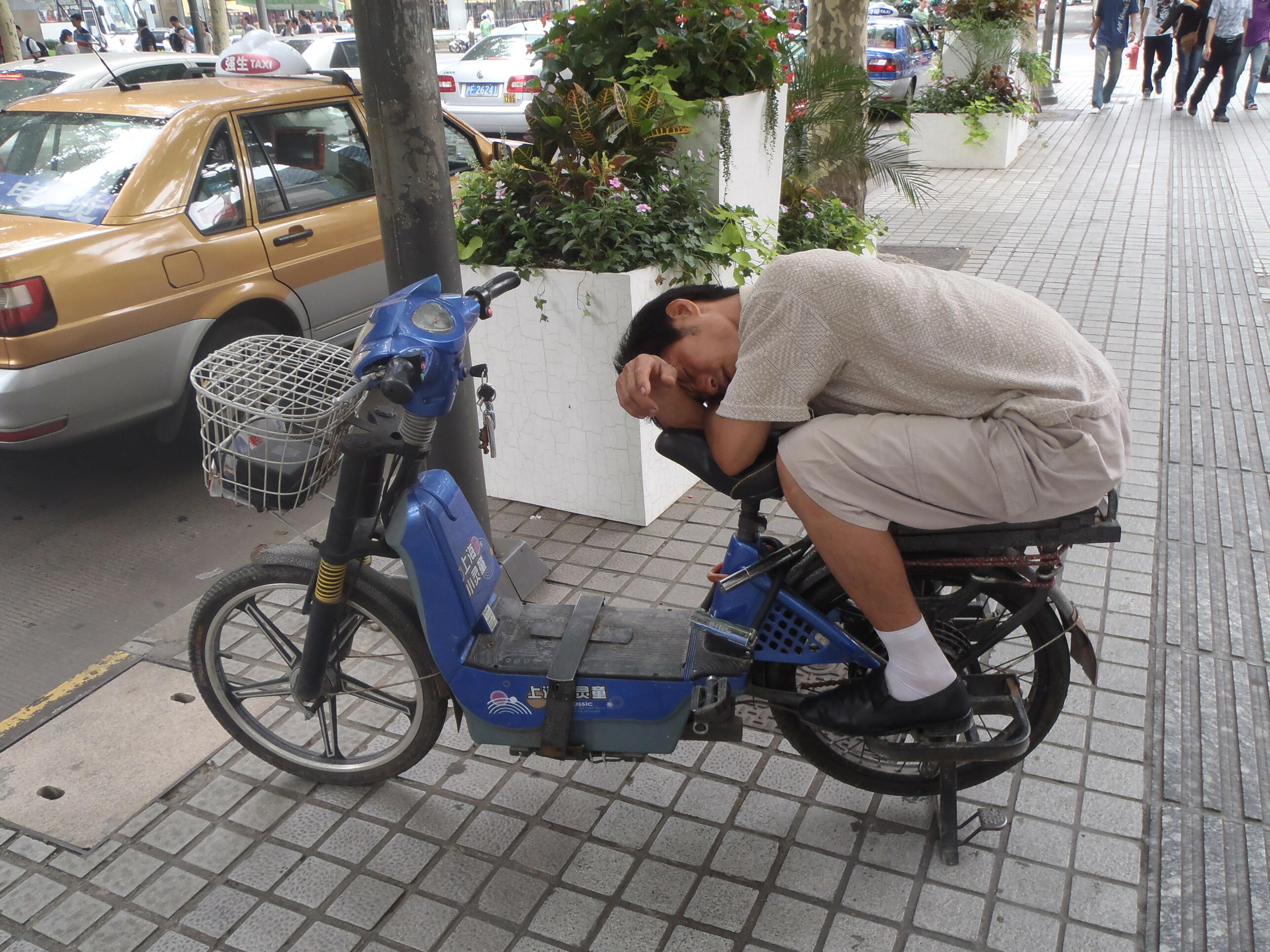 どこでも寝れる人は特技か病気か？睡眠負債のサインと心理的特徴