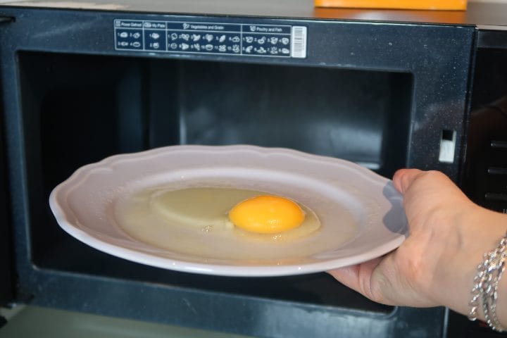 Can I Cook an Egg in Microwave