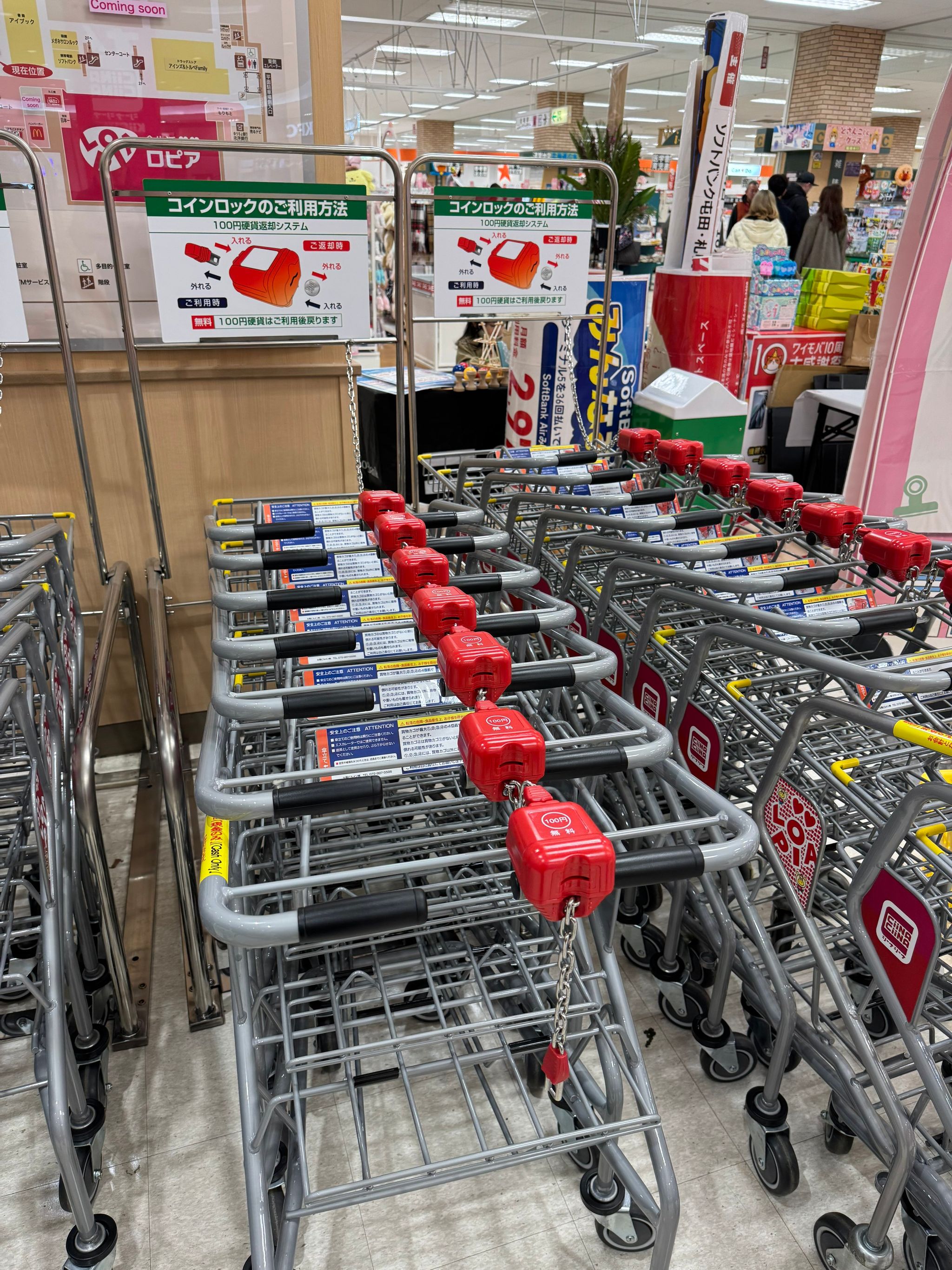 スーパーのカートが100円式なのはなぜ？戻る仕組みと驚きの導入理由