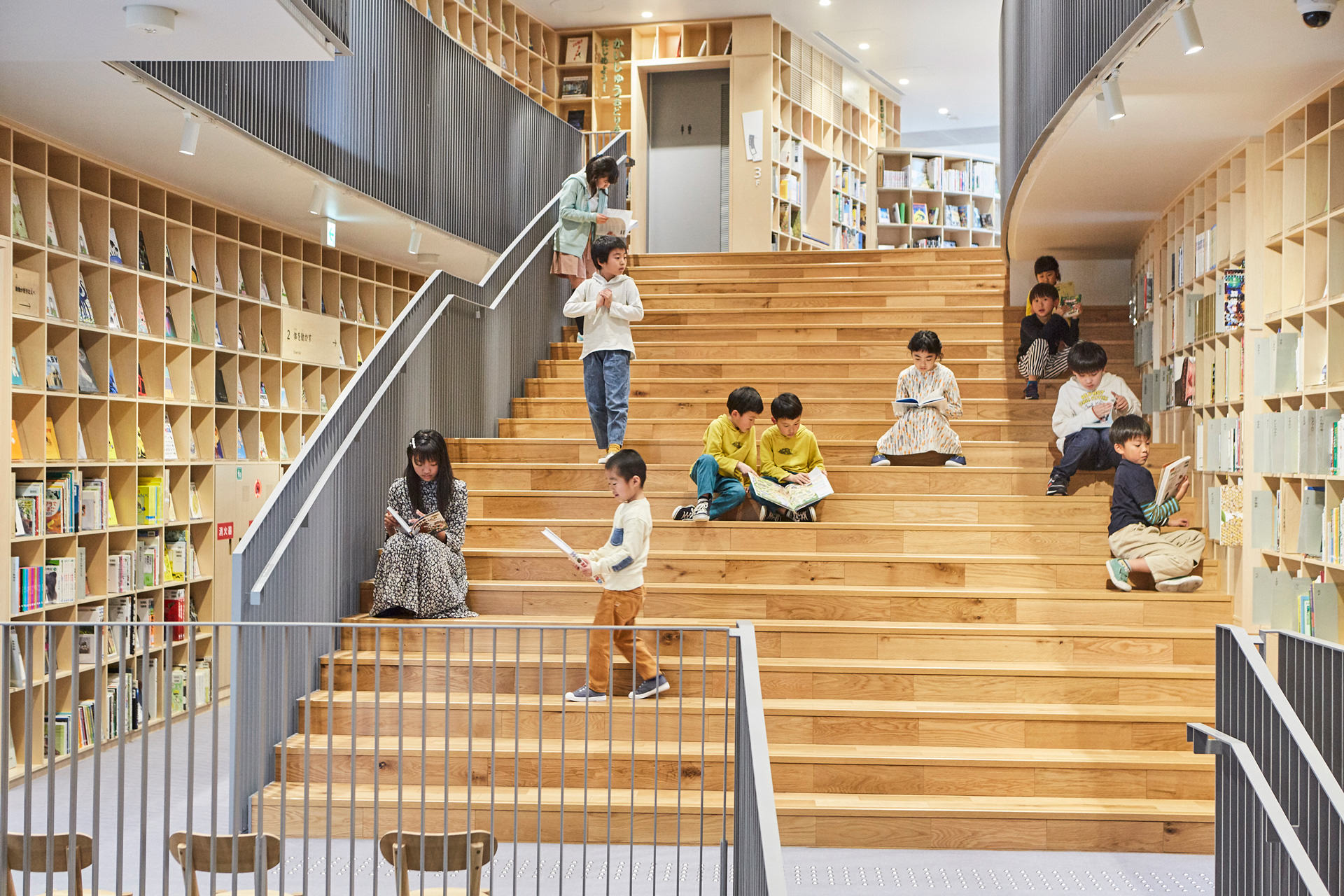 建築家・安藤忠雄の寄贈から6年、「こども本の森 中之島」が示す読書体験の未来——デジタルネイティブの胸を打つ“紙の壁”