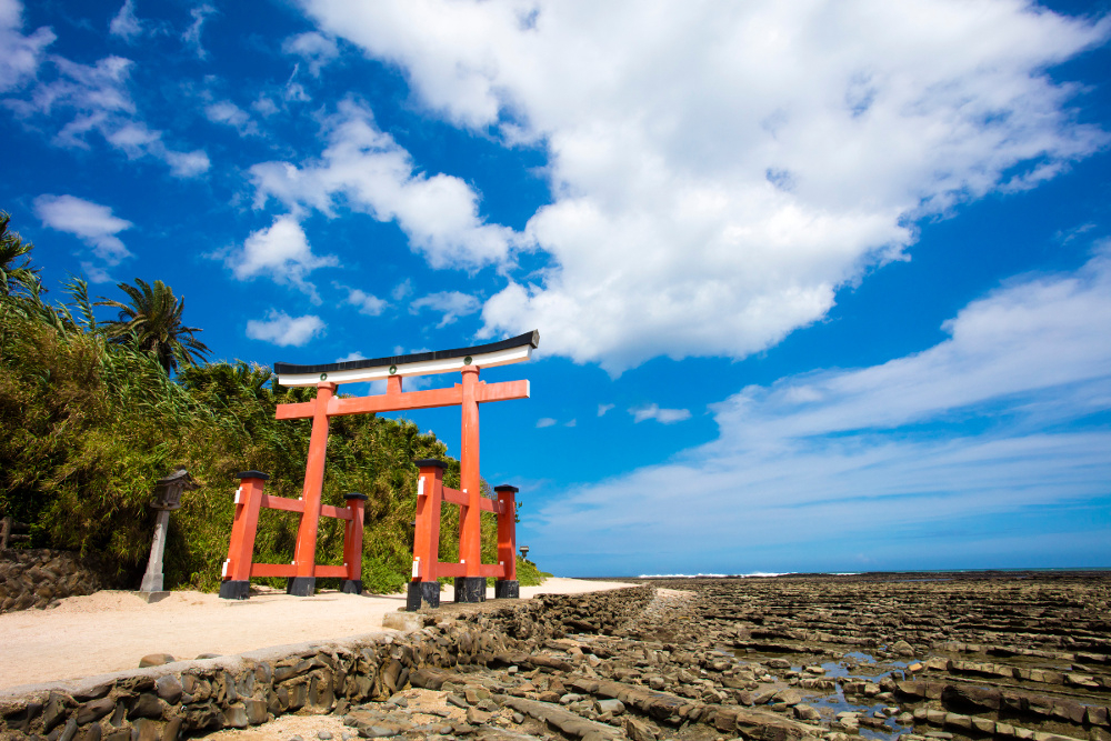 【2026年現地取材】海を渡る朱の鳥居と亜熱帯の森——今、国内外の旅人が「青島神社」を目指す真の理由