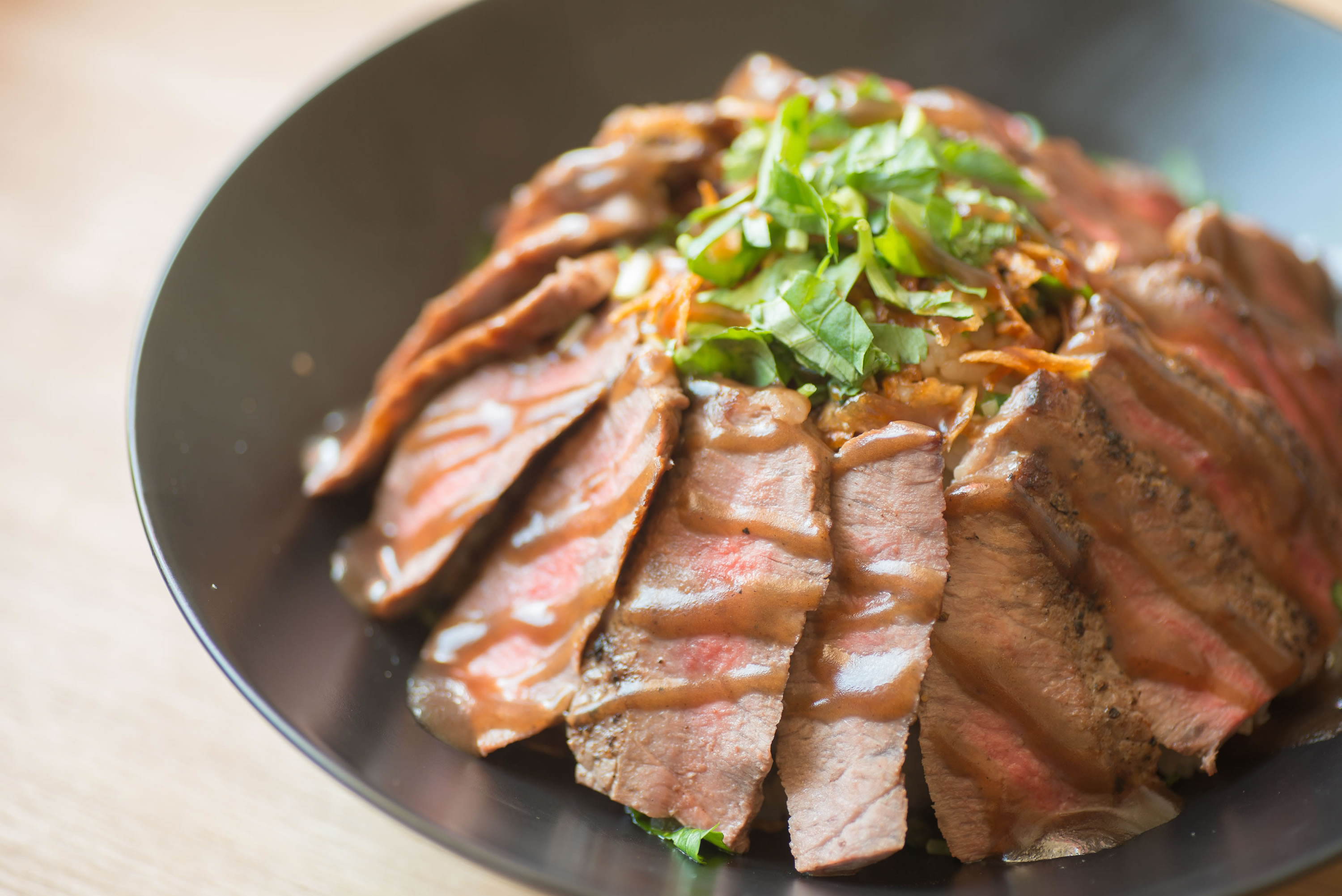 佰食屋の現在は？閉店の真相と整理券・名物ステーキ丼の全貌に迫る