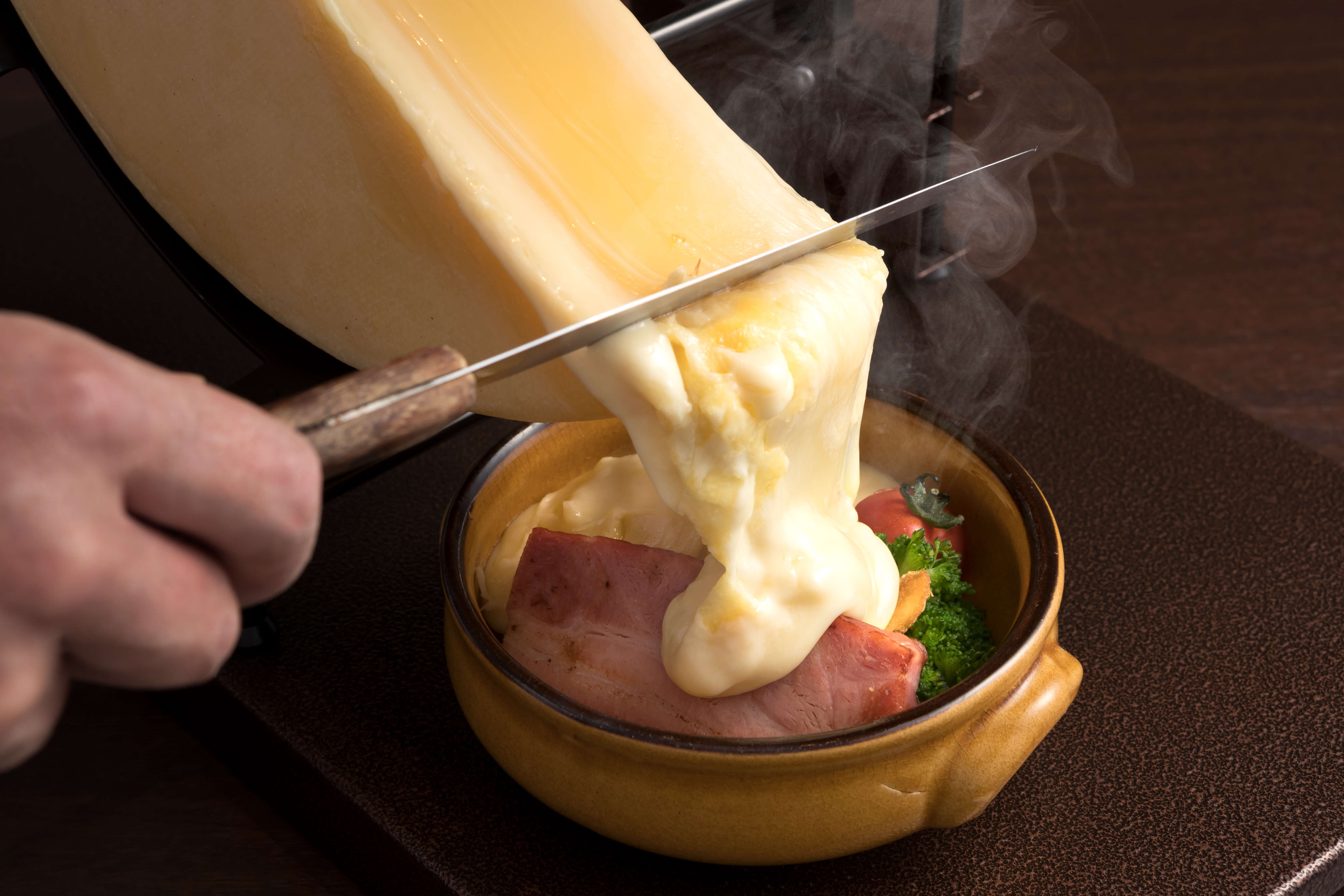 2026年冬トレンド：なぜ「ラクレットチーズ」は日本の食卓と宴を惹きつけ続けるのか？アルプスの伝統から北海道産革新まで徹底追跡