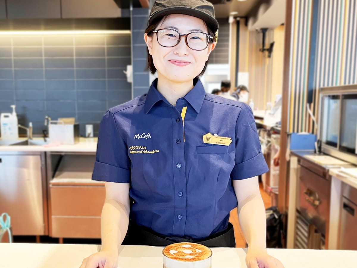 マック店員の帽子に隠された秘密！色の違いと役職や髪型ルールを徹底解説