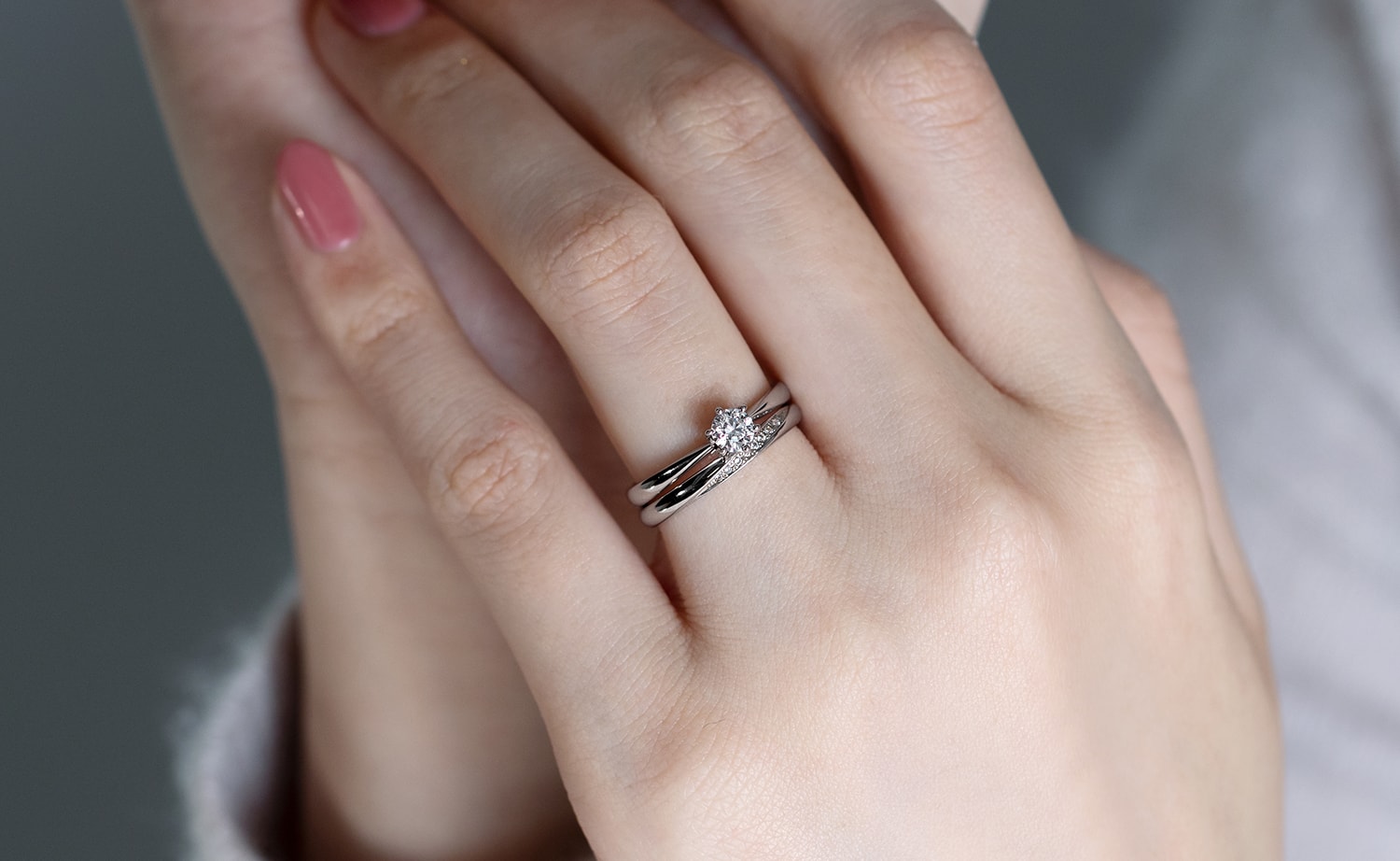 婚約指輪をつける指の正解｜なぜ右手につける人が急増しているのか