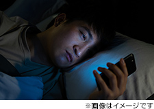 暗闇スマホの罠：「一過性スマートフォン視覚喪失」と網膜を蝕む現代の病理
