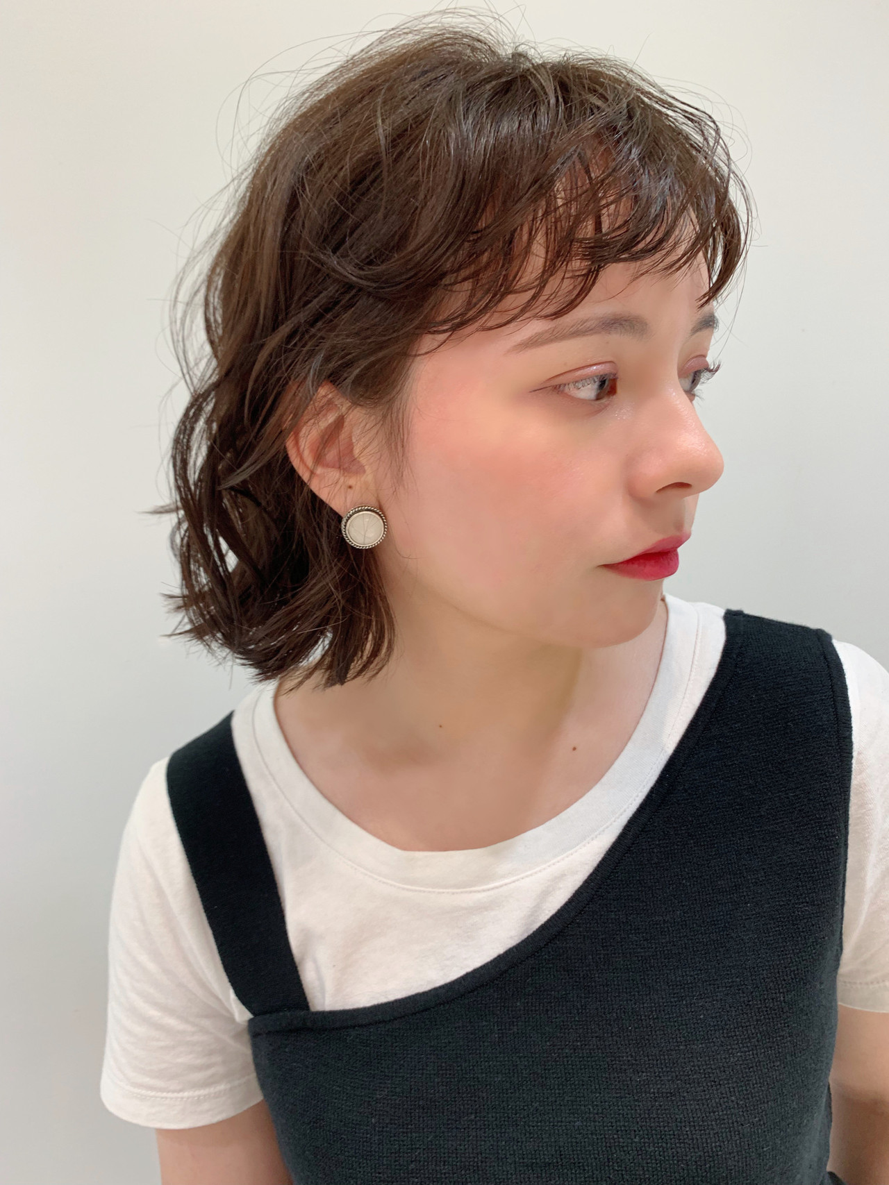 【2026年最新ヘアトレンド】朝のセット時間をゼロにする「前髪パーマ」が空前の大ブーム！失敗しないオーダー術と話題の極細ロッド技術を徹底取材